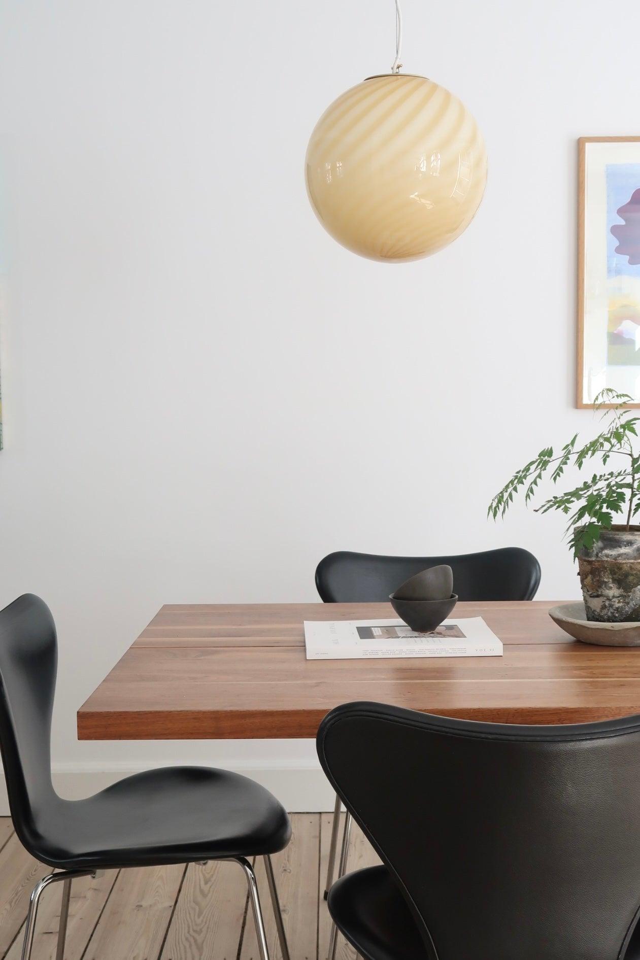 Lampada da soffitto a sospensione a caramella di Murano mediamente nuova con un bellissimo paralume giallo tenue. Vetro soffiato a bocca di forma rotonda con motivo a volute. Presa E27. È dotato di sospensioni regolabili.
Realizzato a mano in