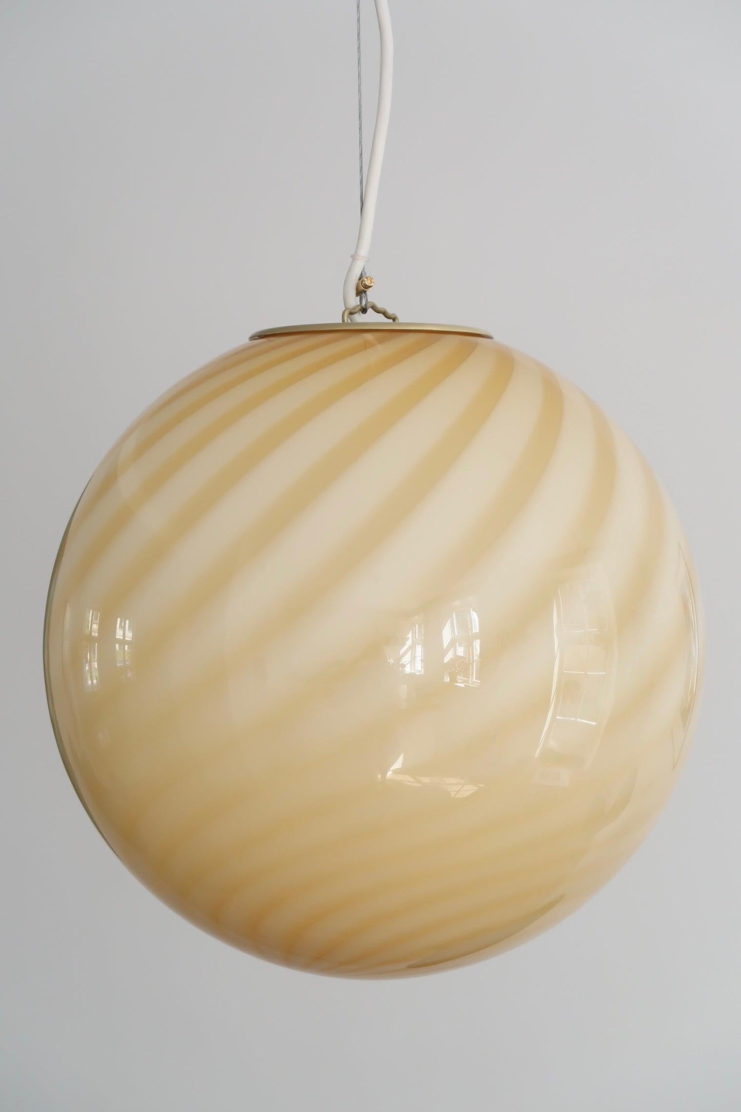 Ottone Ciondolo medio Vintage Candy di Murano in vetro giallo morbido, made in Italy in vendita