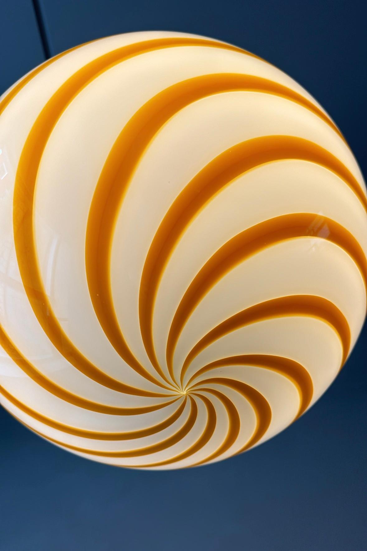 Medium Murano Vintage Candy pendant yellow / white swirl, made in Italy For Sale 3
