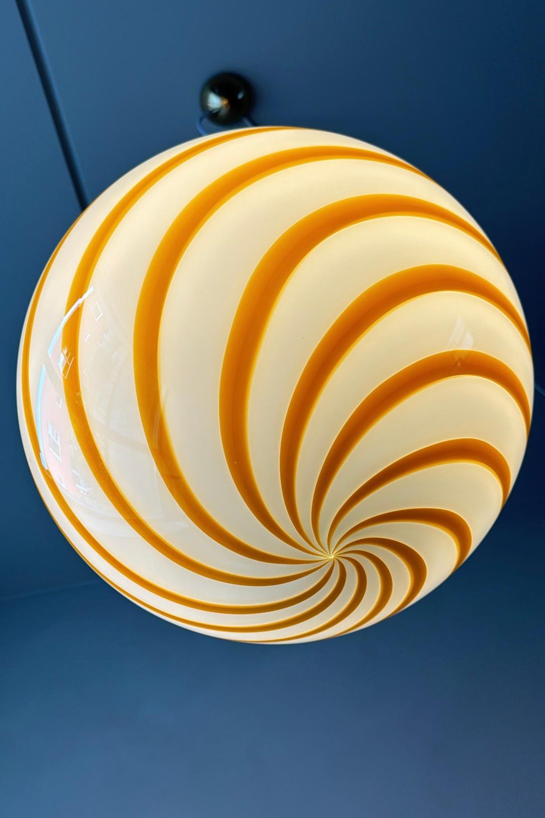 Medium Murano Vintage Candy pendant yellow / white swirl, made in Italy For Sale 2