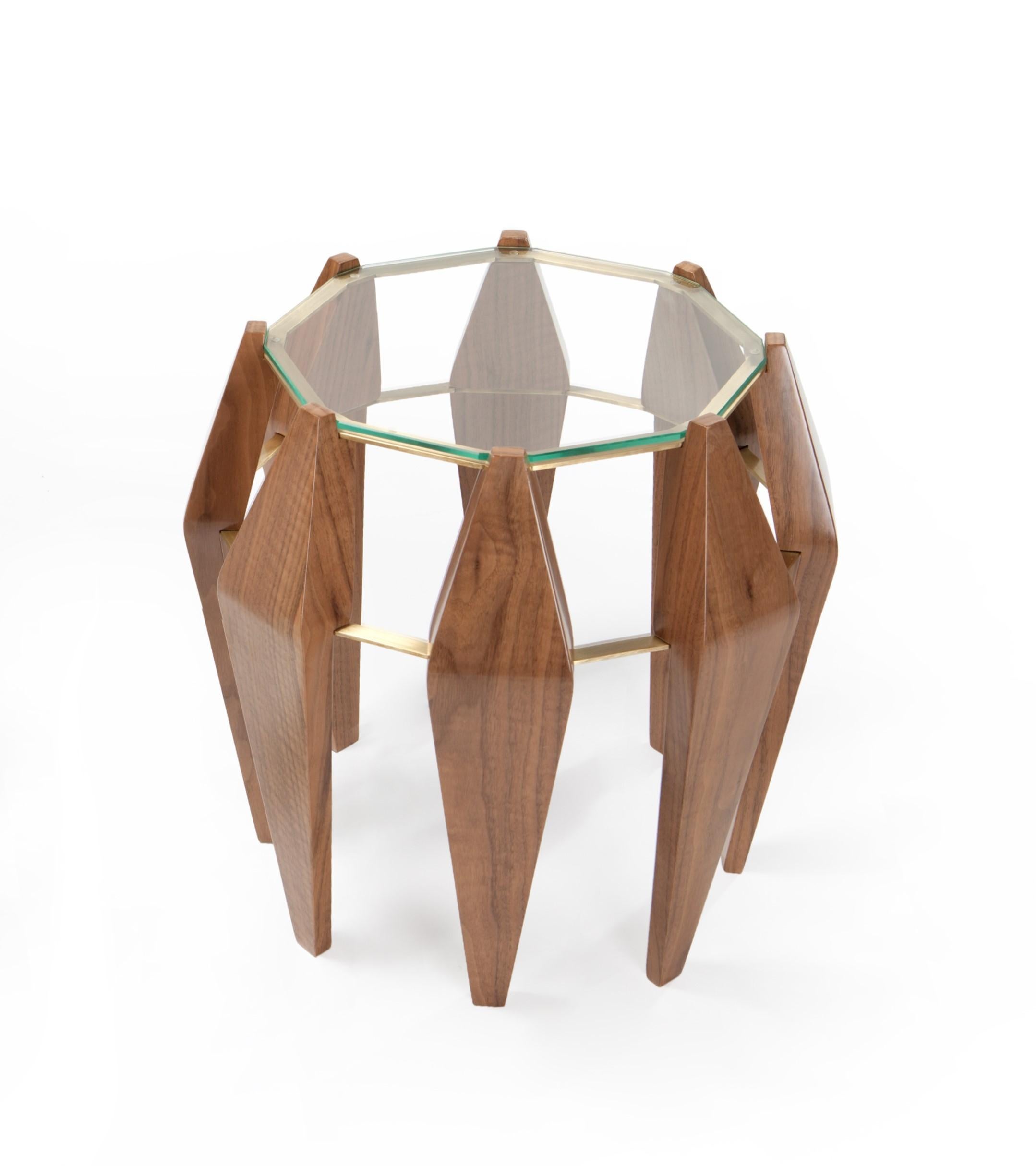 Medium Na Pali Walnut Side Table by InsidherLand
Dimensions: D 50 x W 50 x H 50 cm.
Materials: wood structure finished in walnut veneer in half gloss varnish, oxidized brushed brass, glass.
7 kg.
Also available in white lacquered.

Numerous sculpted
