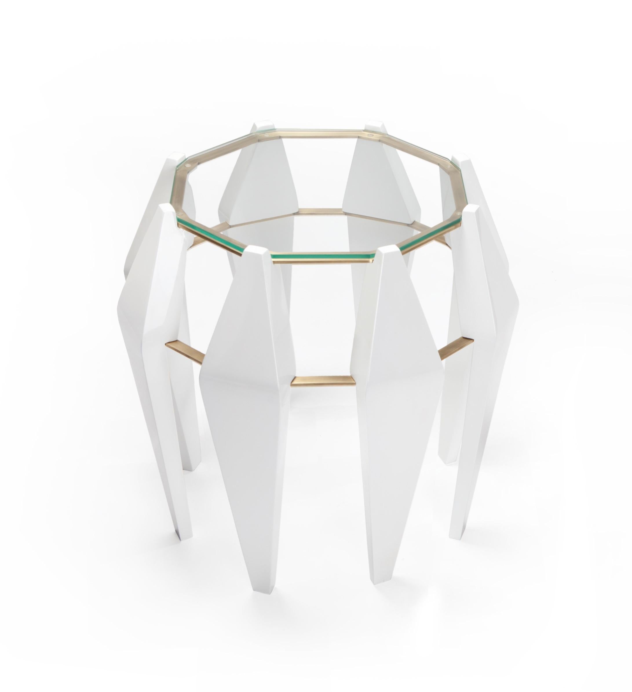 Medium Na Pali White Side Table by InsidherLand
Dimensions: D 50 x W 50 x H 50 cm.
Materials: wood structure finished in white lacquered, oxidized brushed brass, glass.
7 kg.
Also available in walnut.

Numerous sculpted needles extend across the