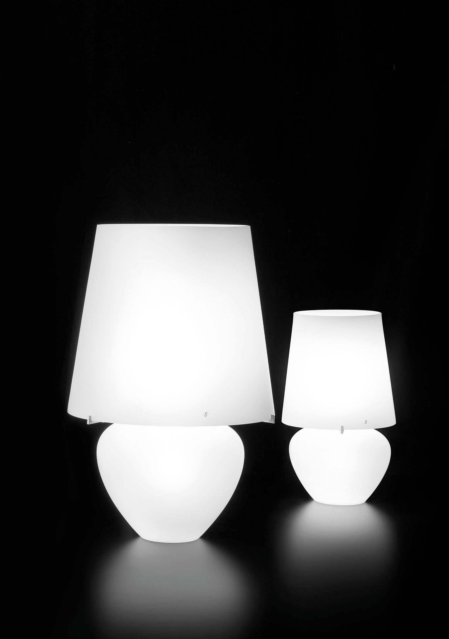Une collection de lampes de table, de pendentifs et de lampadaires au design reconnaissable qui maximise la qualité du verre mat. 

Spécifications : 
Source de lumière : E26
Nombre d'ampoules : 1×60W E26 + 1×40W E12
Gradateur : DIM 4
Finition