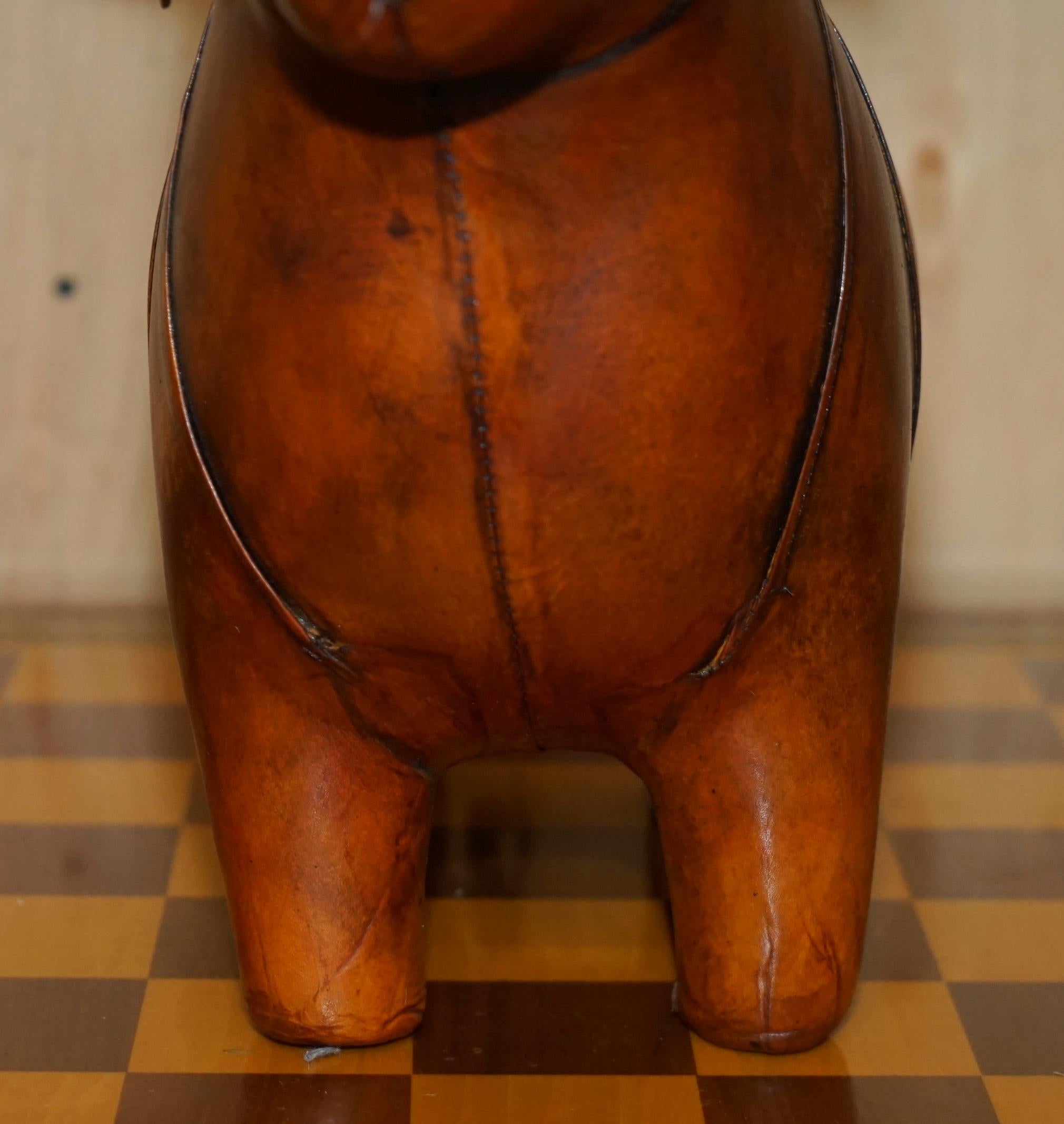 taburete mediano de cuero de toro viejo de estilo liberty omersa marrón en venta 7