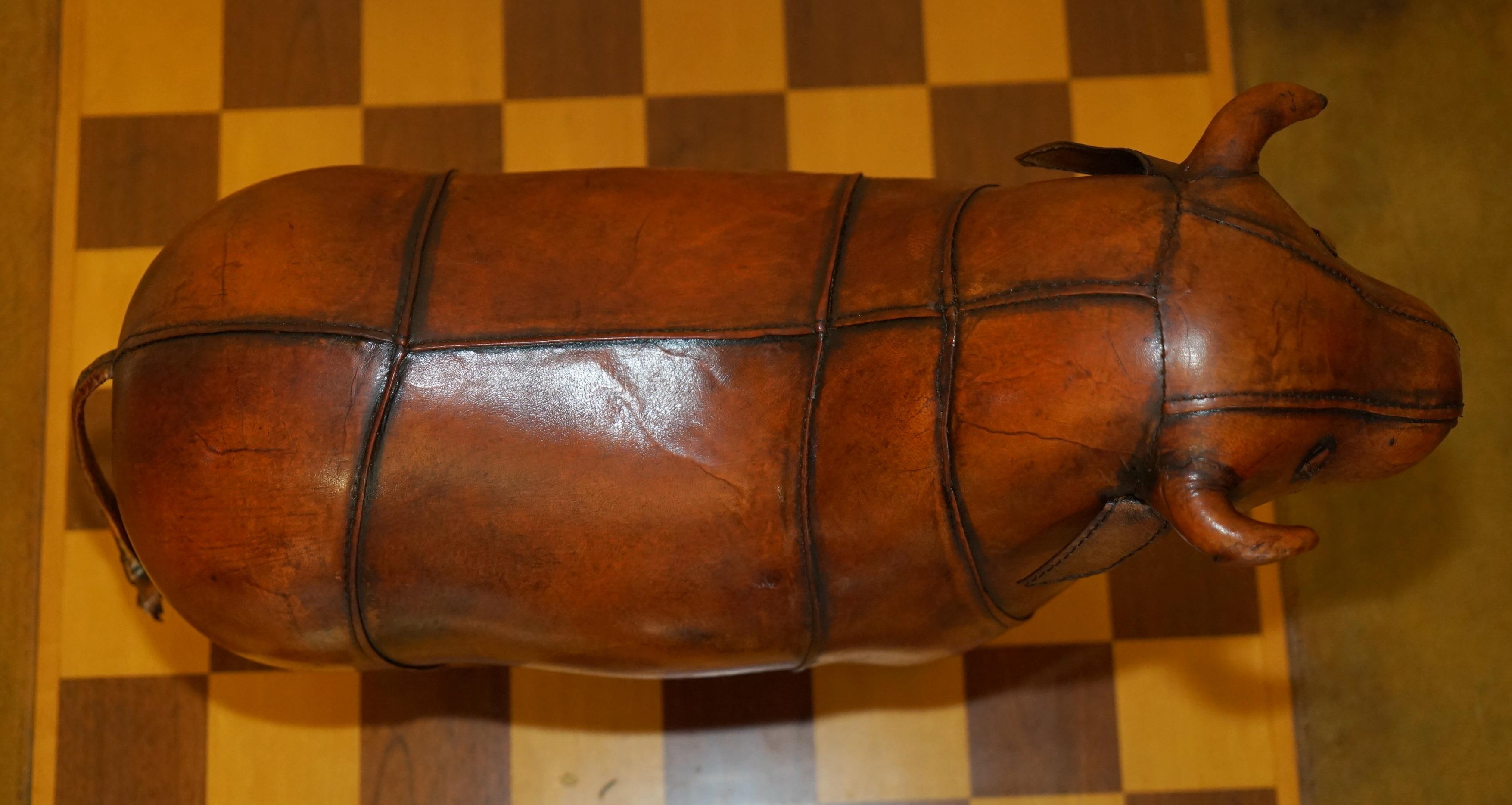 taburete mediano de cuero de toro viejo de estilo liberty omersa marrón Hecho a mano en venta