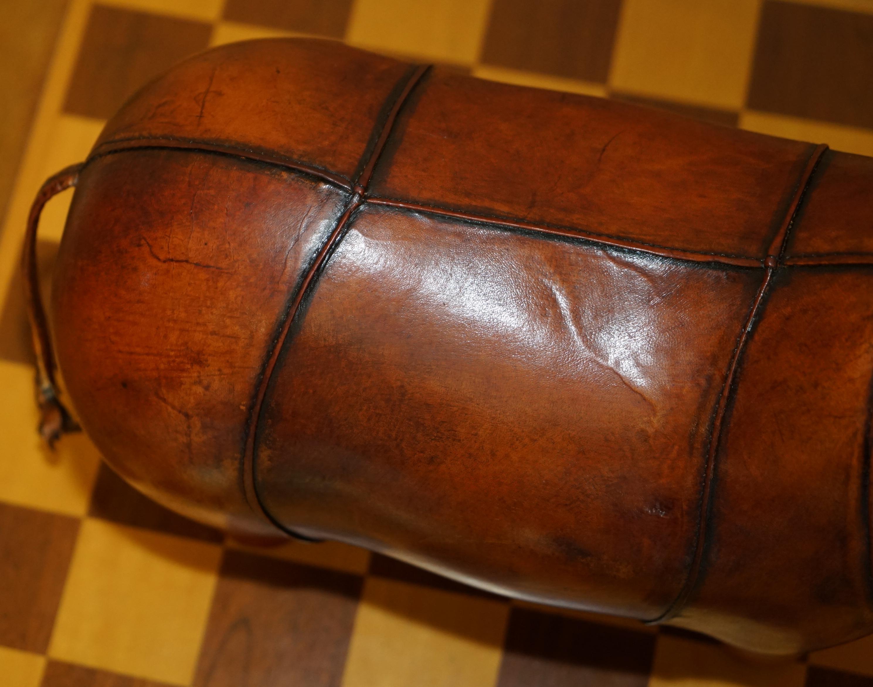 taburete mediano de cuero de toro viejo de estilo liberty omersa marrón en Bueno estado para la venta en West Sussex, Pulborough