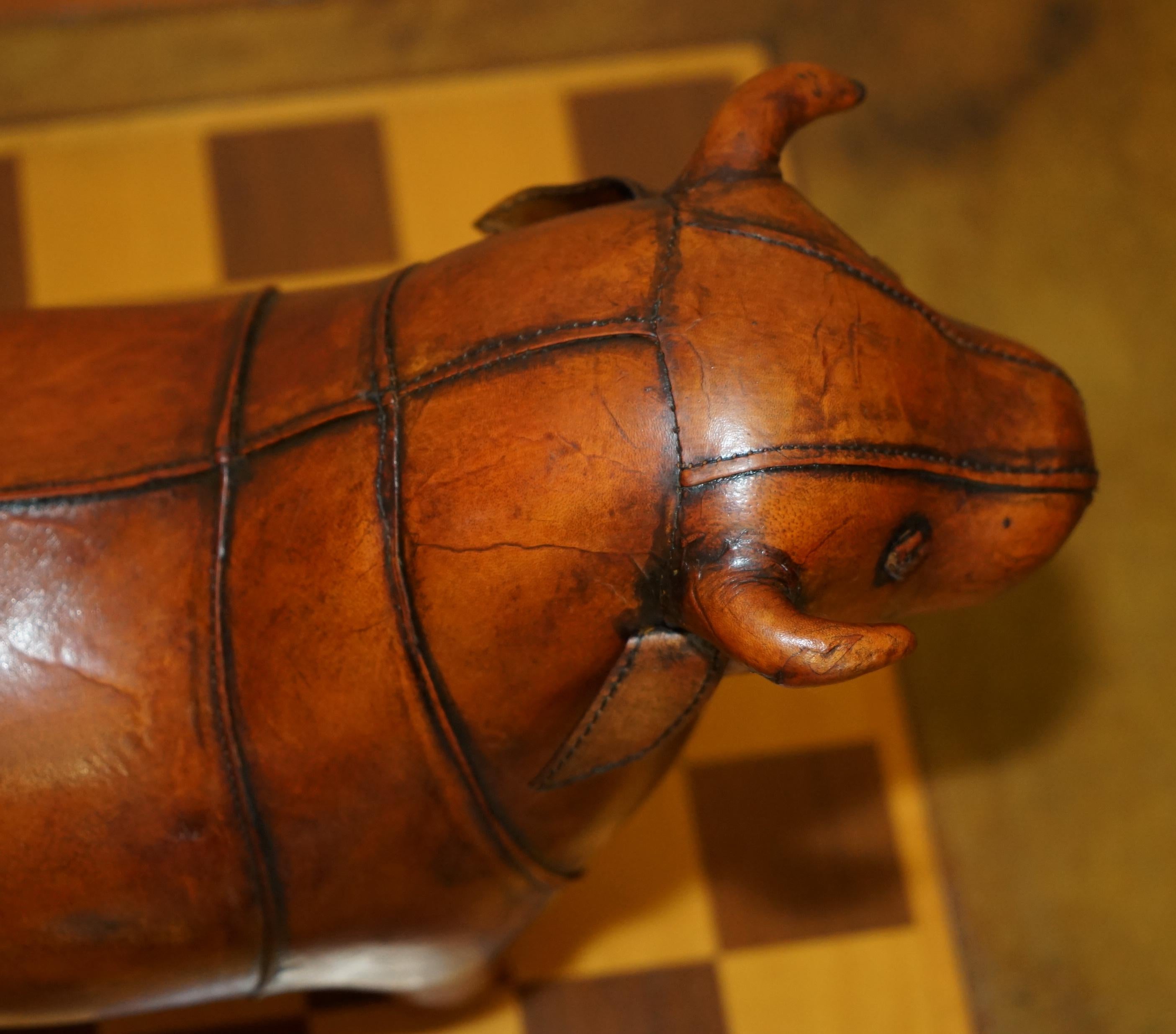 taburete mediano de cuero de toro viejo de estilo liberty omersa marrón siglo XX en venta