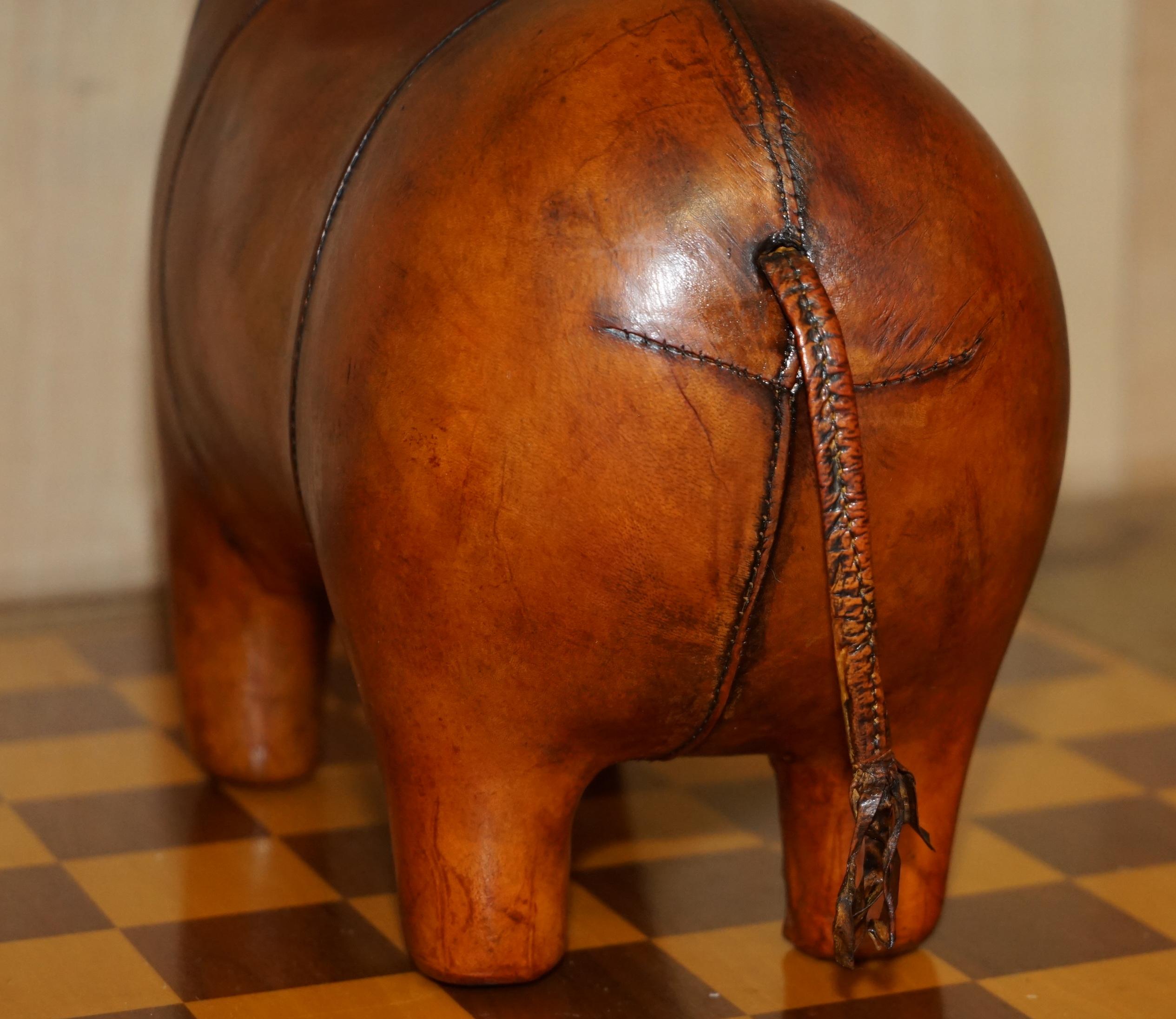 taburete mediano de cuero de toro viejo de estilo liberty omersa marrón en venta 1