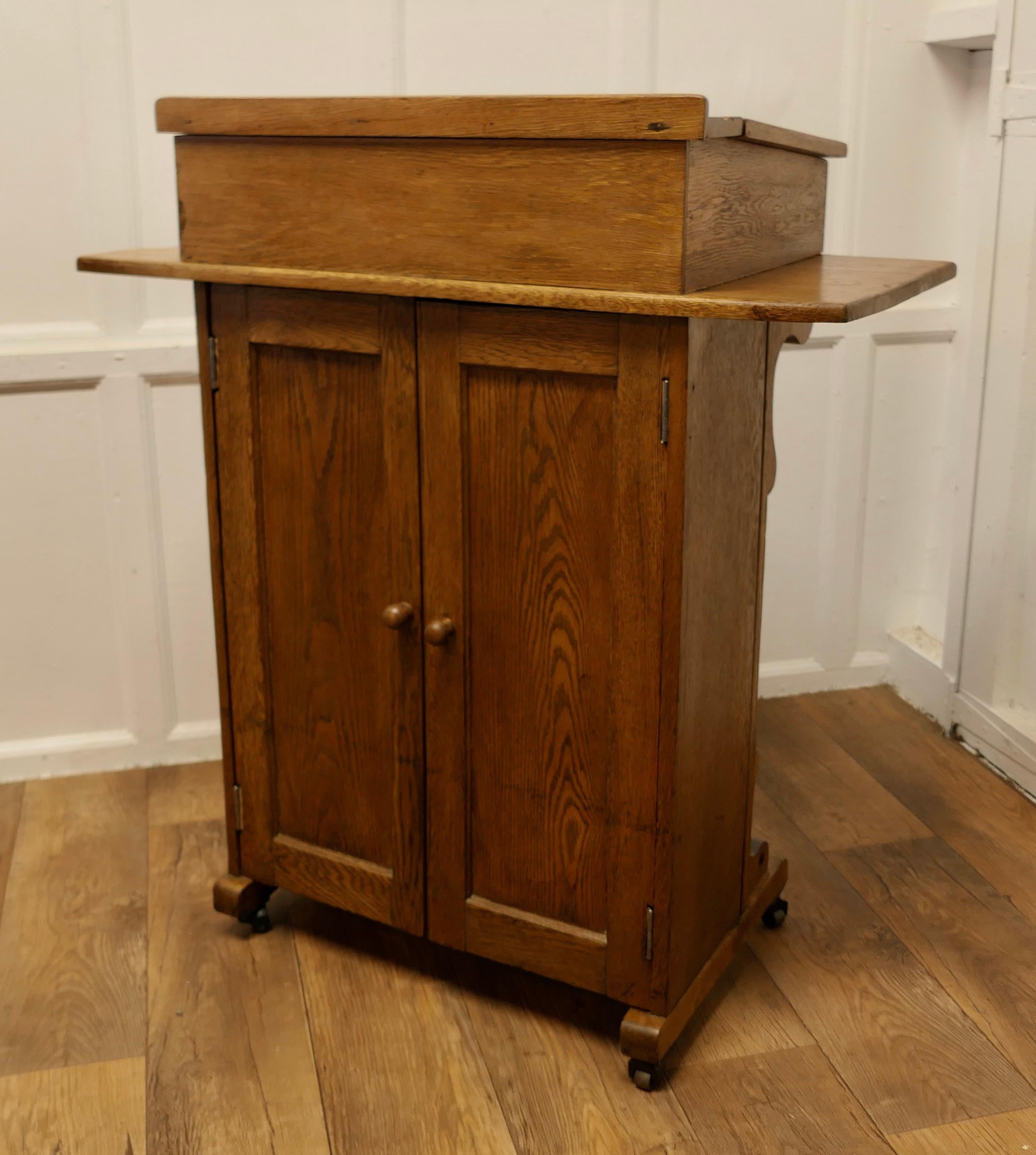 Medium Oak Hotel Restaurant Reception Hostess Greeting Station, Greeter   In Good Condition For Sale In Chillerton, Isle of Wight