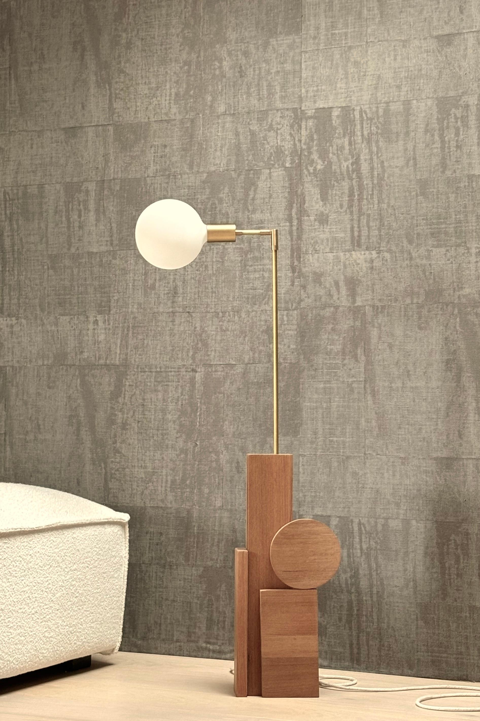 Lampe moyenne Oi.01 par STUDIO SOL LECCIA
Dimensions : L 40 x D 11 x H 104 cm 
MATERIAL : MATERIAL : Bois et laiton. Finition : Chêne ou Frêne brûlé - bois provenant de la forêt locale / Teck provenant de vieux meubles.

Disponible également en