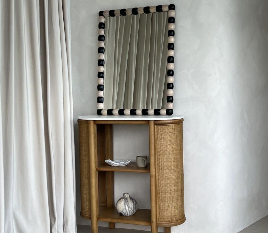 Specchio medio Onde di Studio Kallang
Dimensioni: L. 80 x P. 5 x H. 60 cm
Materiali: Sungkai massiccio. 

STUDIO KALLANG È UN PROGETTO CON SEDE A SINGAPORE E SEATTLE INCENTRATO SUGLI OGGETTI DISEGNATI DA FAEZAH SHAHARUDDIN.
SONO ESPLORAZIONI GIOCOSE