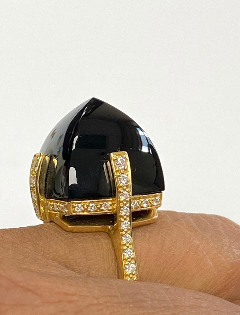 Mittlerer Onyx-Zuckerhut-Ring mit Diamanten aus 18 Karat Gelbgold, aus der 'Rock N Roll' Kollektion

Steingröße: 16 x 16 mm

Edelstein Gewicht: 23,89 Karat

Diamant: G-H / VS, Ungefähres Gewicht: 0.47 Karat
