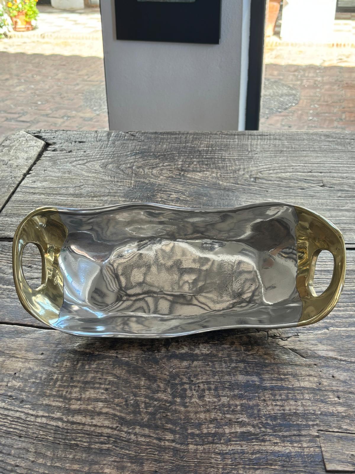 Le bol ovale moyen a été créé par David Marshall, à partir d'aluminium moulé au sable.
 Nous utilisons des matériaux recyclés ; toutes nos pièces sont faites à la main, montées et finies dans notre fonderie et atelier en Espagne.
Elle est certifiée