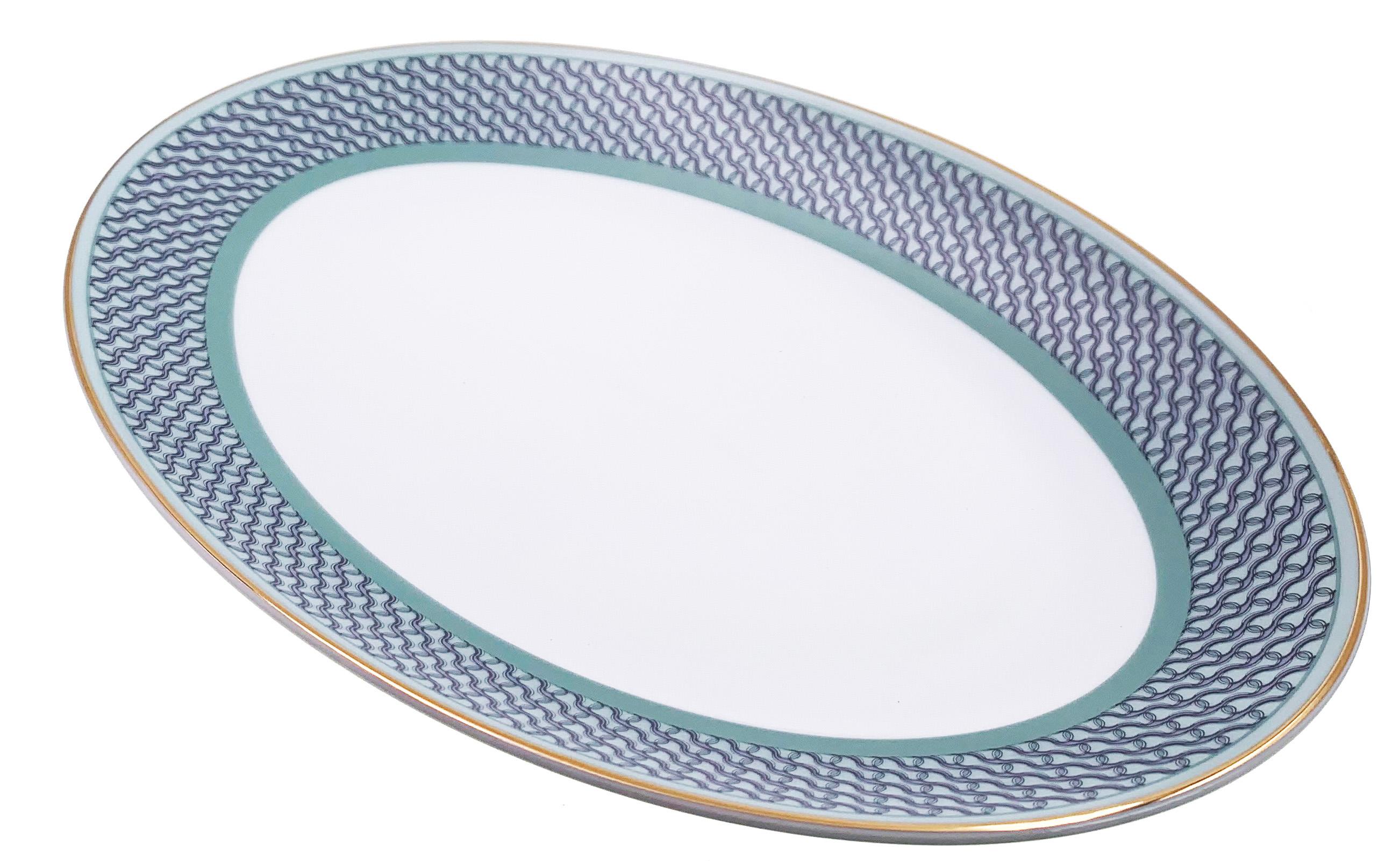 Description: Medium oval serving plate
Color: Sage green
Size: 31 x 22 x 4H cm
Material: Porcelain and gold
Collection: Midcentury Rhythm

Larger quantities available upon request, with 8 weeks production time.