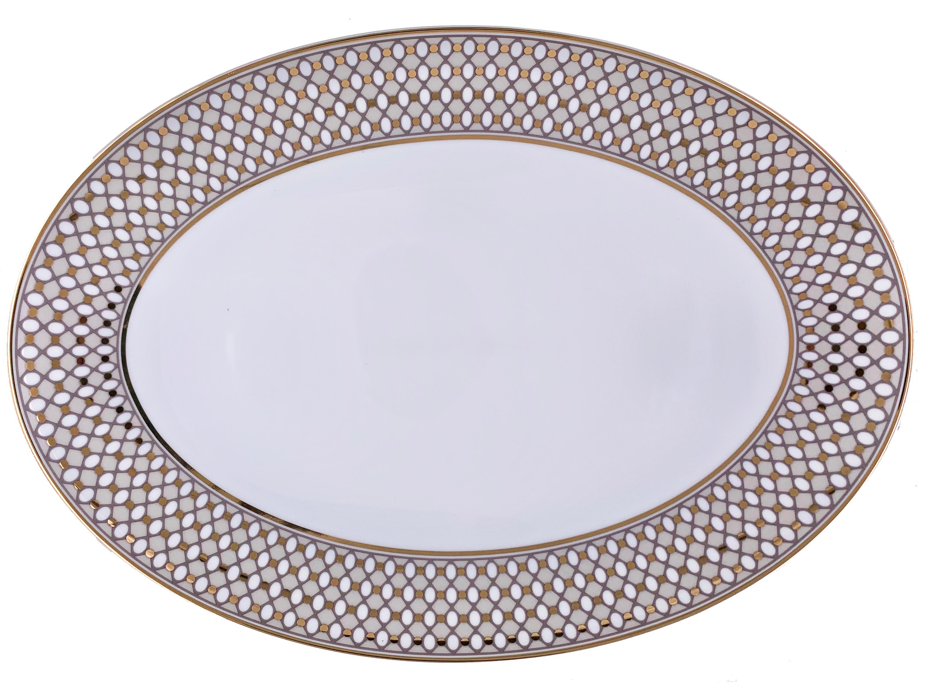 Larger quantities available upon request, with 8 weeks production time.

Description: Medium oval serving plate
Color: Beige and gold
Size: 31 x 22 x 4 H cm
Material: Porcelain and gold
Collection: Modern vintage.