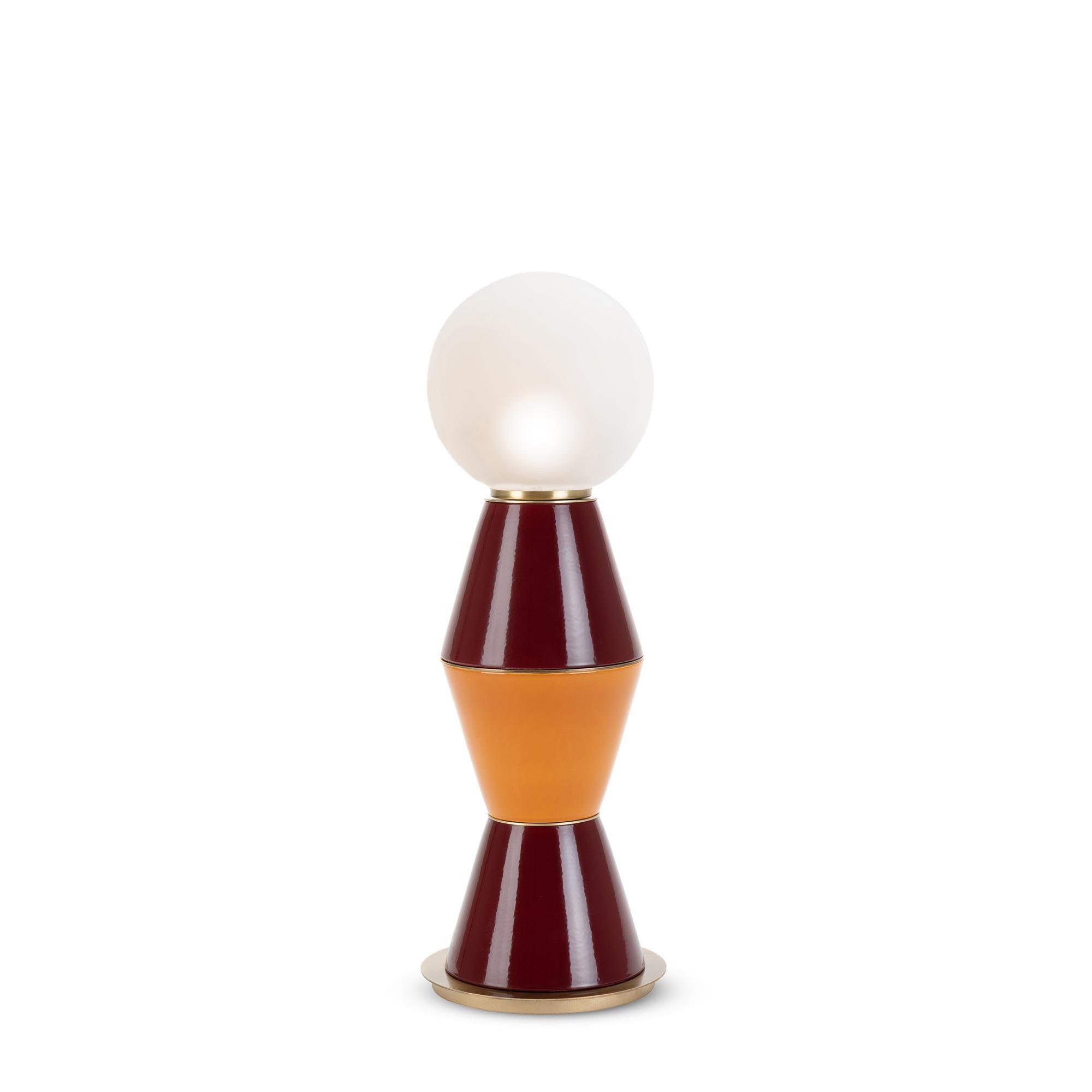 Lampada da tavolo Palm media di Marioni
Dimensioni: L 22 x P 22 x H 65 cm. 
Materiali: 3 elementi decorativi in ceramica e globo in vetro satinato Ø 20 cm
Codice prodotto: 02966M

Partendo da forme geometriche pure, questa lampada da tavolo è un