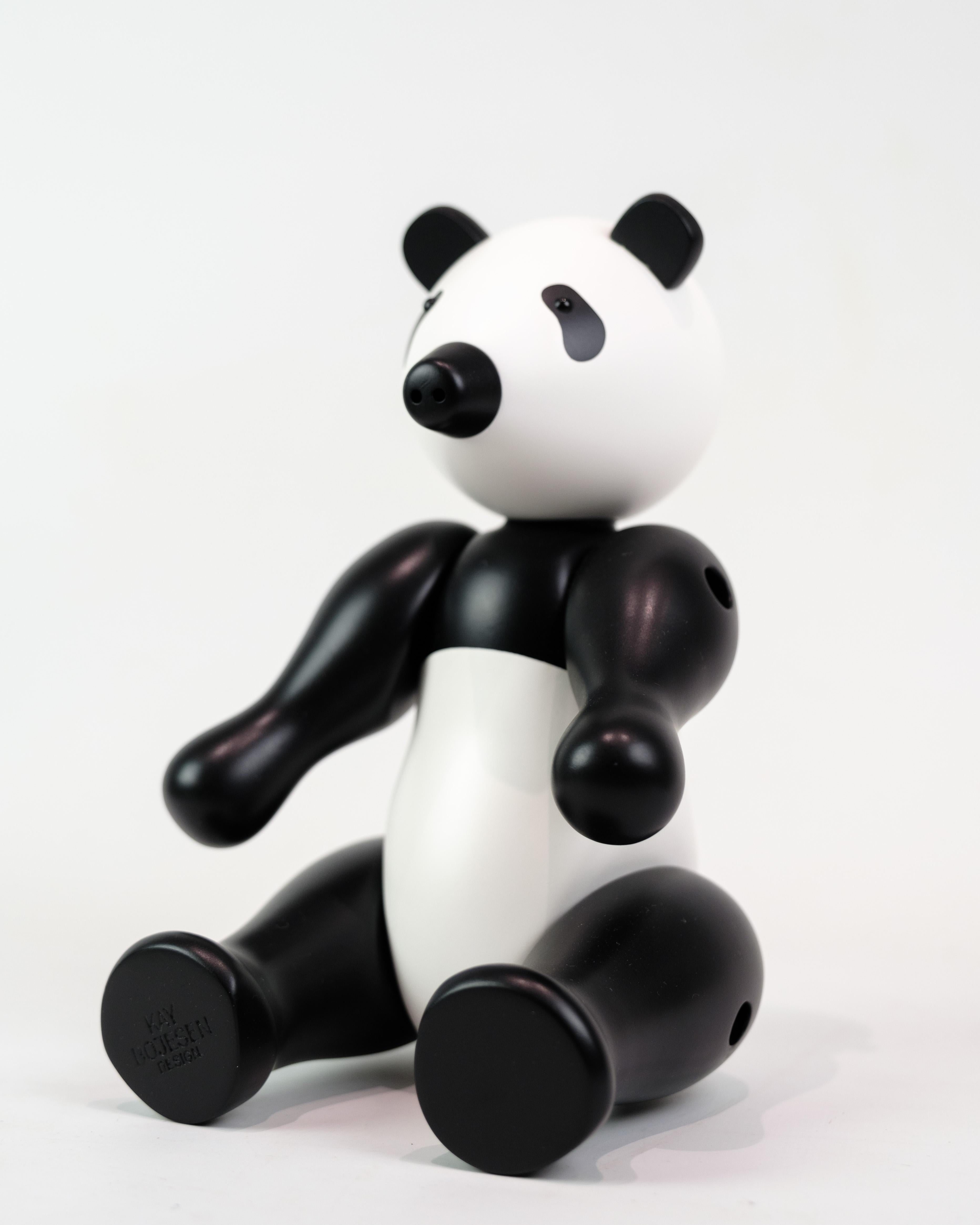 El Oso Panda Mediano de Kay Bojesen es una figura de madera en blanco y negro que continúa el estilo de diseño clásico de Bojesen, conocida por transformar animales en figuras de madera sencillas pero encantadoras. La figura está hecha con la misma