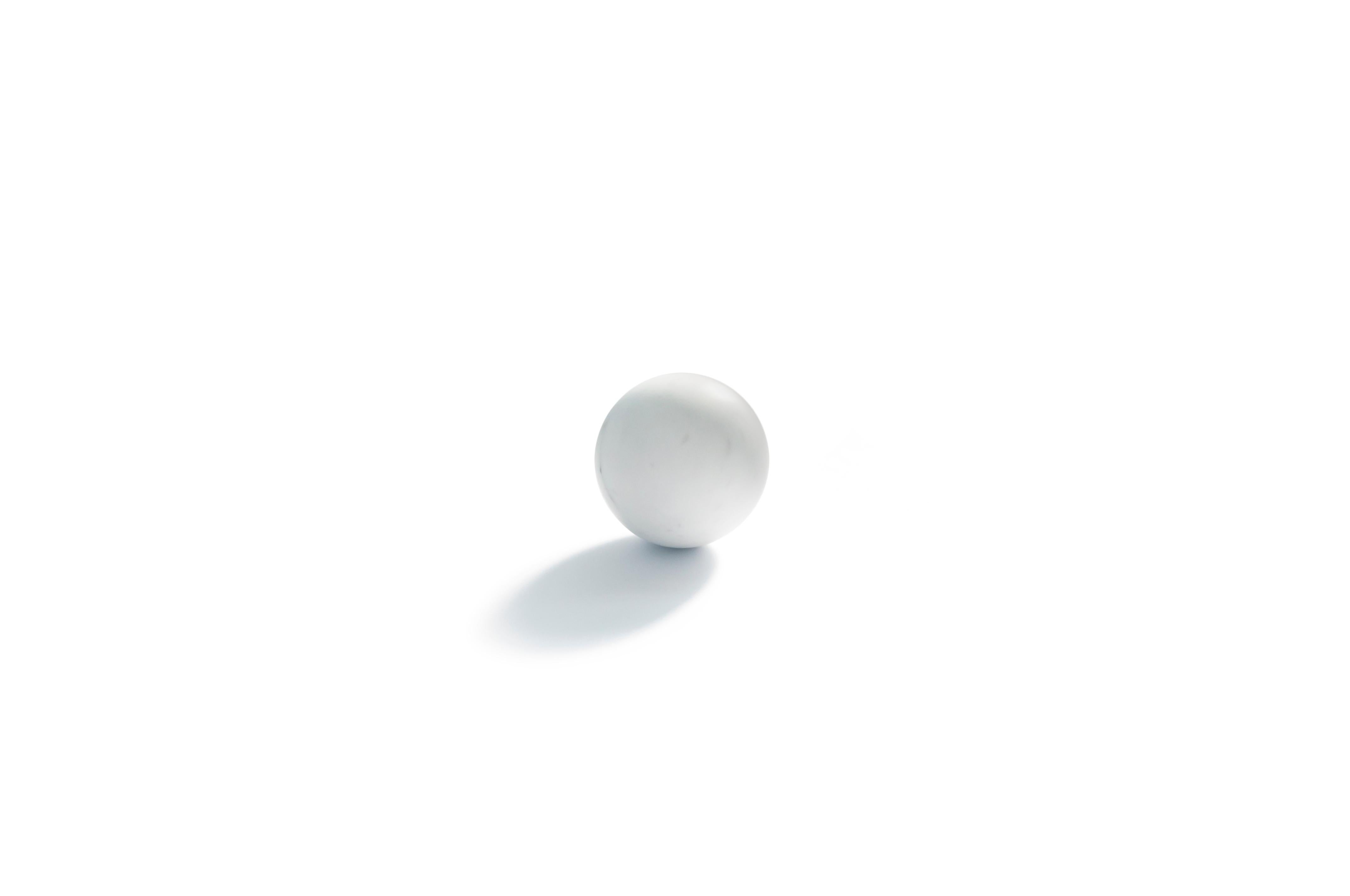 Presse-papiers en forme de sphère en marbre de Carrare blanc satiné. Mesure : Diamètre 10,5 cm

Chaque pièce est en quelque sorte unique (puisque chaque bloc de marbre est différent par ses veines et ses nuances) et fabriquée à la main en Italie.