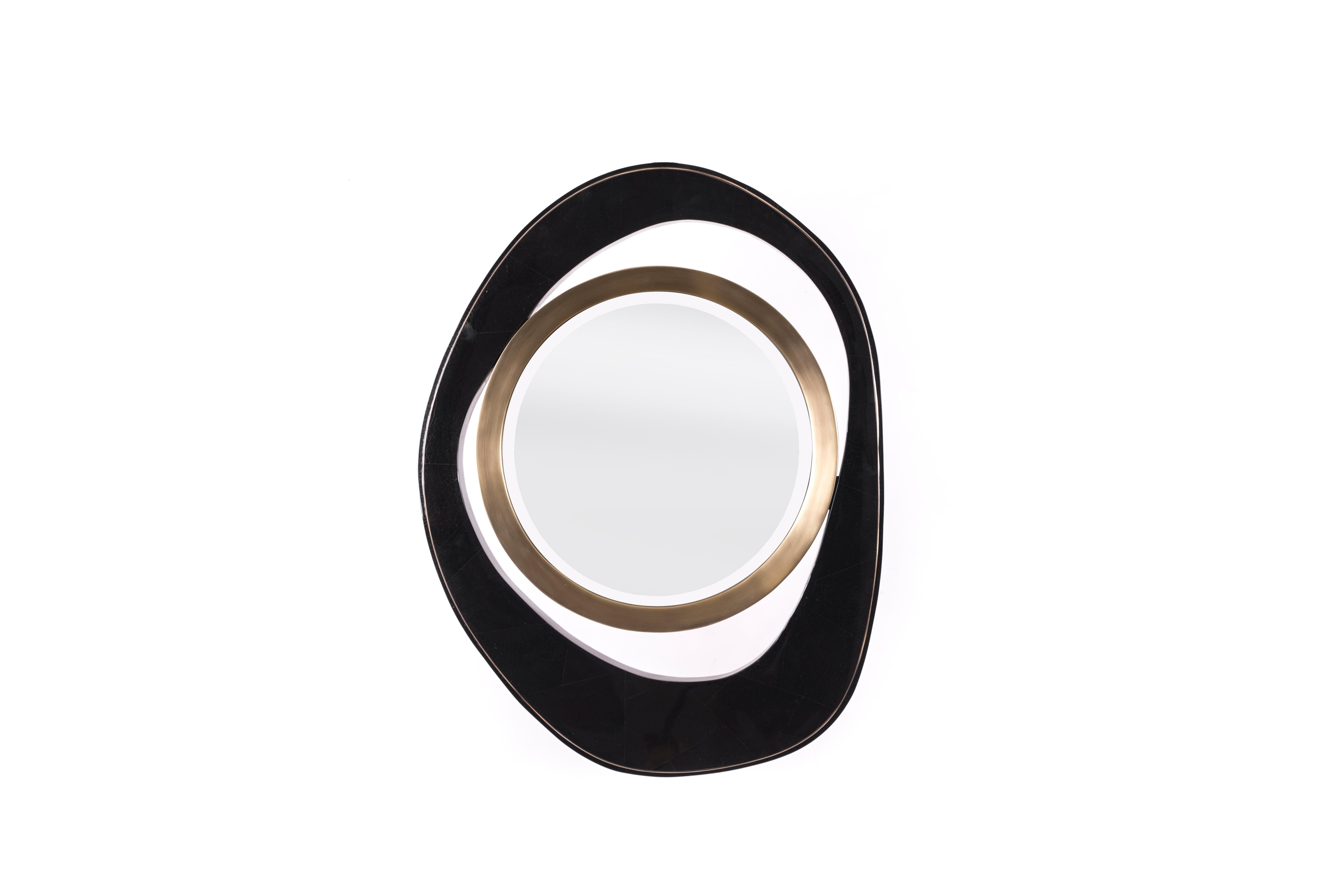 Le miroir paon en coquille de stylo noire et détails en laiton bronze-patine s'inspire des tables basses gigognes emblématiques de R&Y Augousti. C'est la pièce d'accent parfaite pour habiller n'importe quel mur. La coquille noire présente des