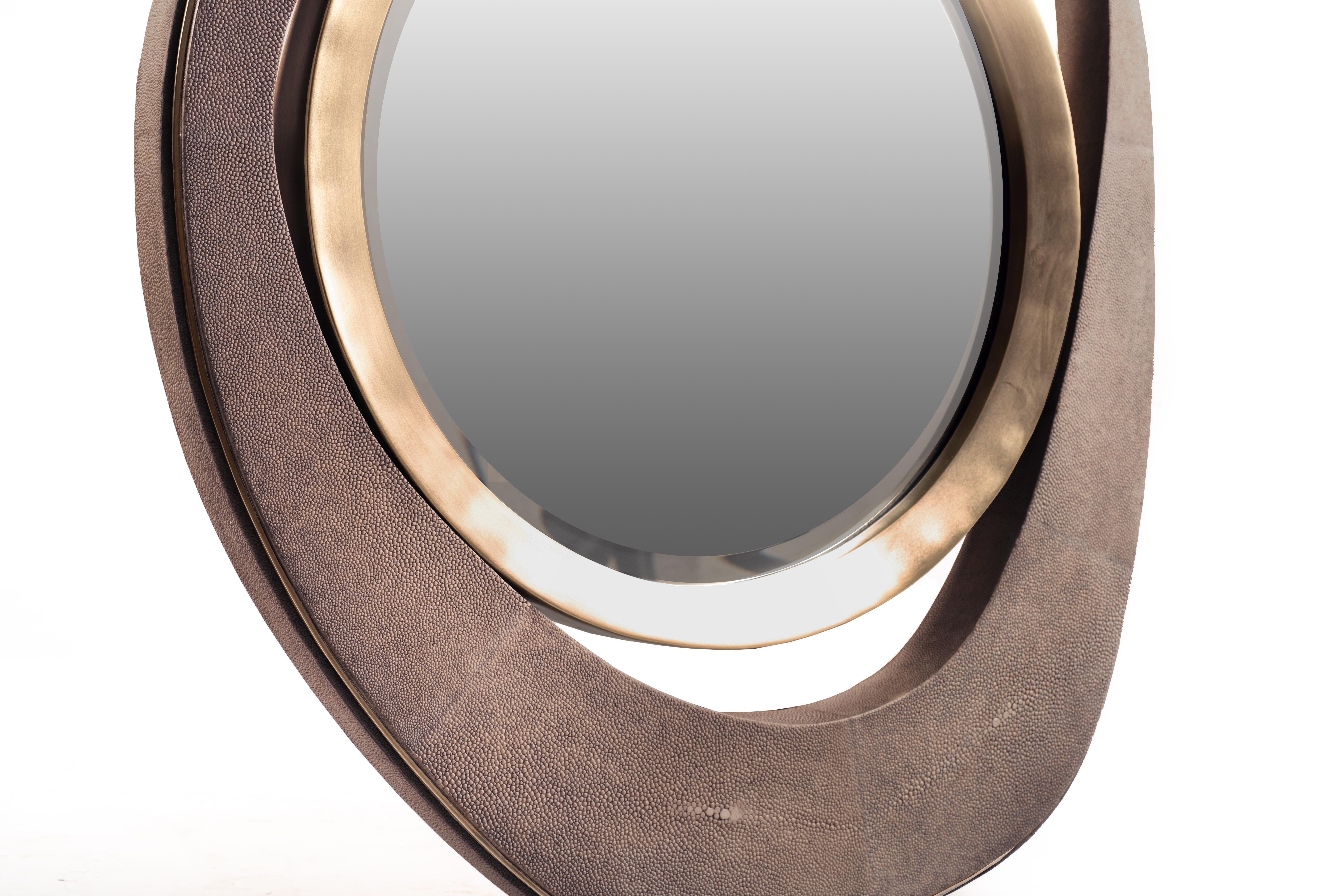 Der Pfauenspiegel aus nerzfarbenem Shagreen und Bronze-Patina-Messing-Details ist von den ikonischen Nesting-Couchtischen von R&Y Augousti inspiriert und ist das perfekte Akzentstück, um jede Wand zu verschönern. Erhältlich in einer großen Größe und