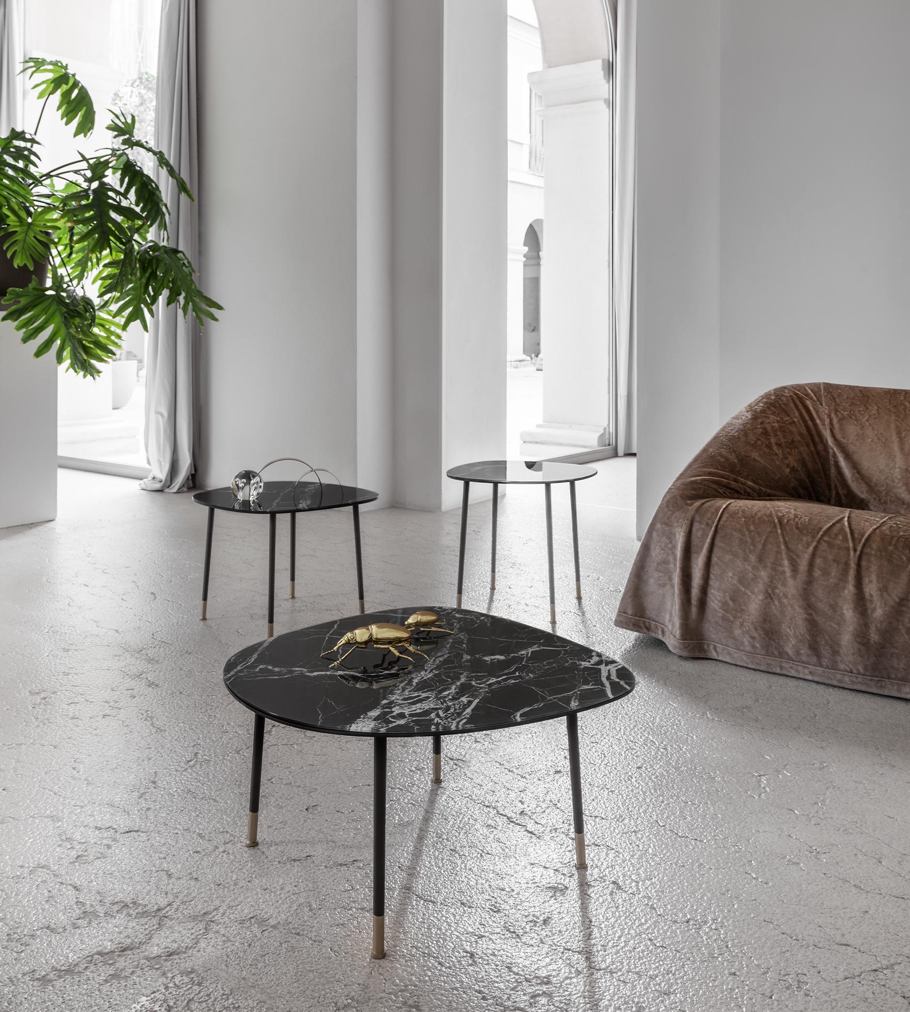 Medium Pebble Coffee Table by Morica Design
Dimensions: D 48 x W 47 x H 35 cm.
Materials: Breccia Imperiale glass, metal.

Available in Breccia Imperiale, Patagonia, or Trinity White glass. Please contact us.

Coffee table with epoxy powder-coated