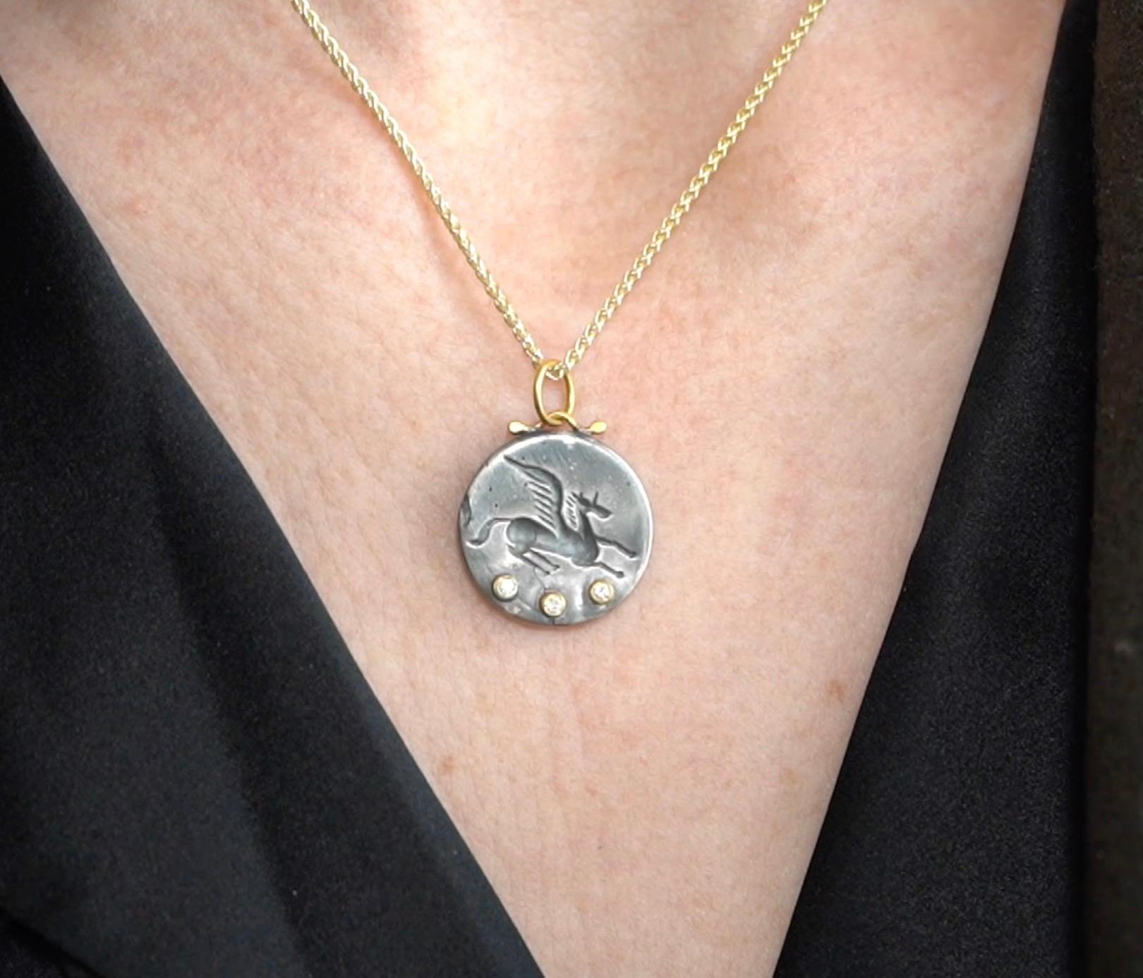 Medium Pegasus Münze Charme Amulett Anhänger Halskette mit drei Diamanten, 24kt Gold und Silber von Prehistoric Works of Istanbul, Türkei. Diamanten - 0,06cts. Diese Münzamulette lassen sich gut allein oder mit anderen Münzanhängern oder