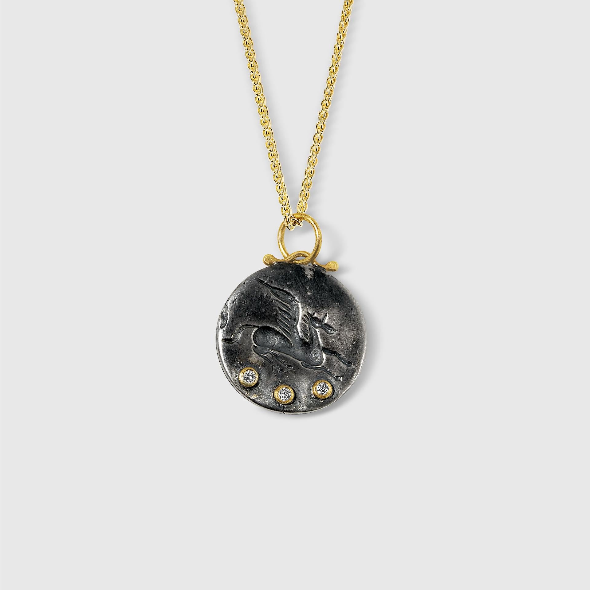 Mittelgroße Pegasus Münze Charm Amulet Anhänger Halskette mit drei Diamanten, 24kt Gold (Rundschliff)