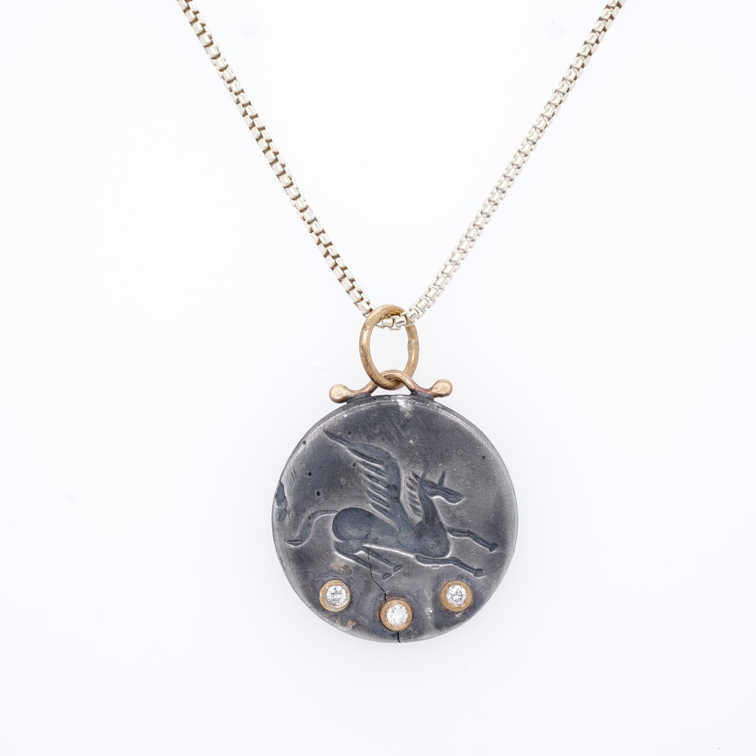 Mittelgroße Pegasus Münze Charm Amulet Anhänger Halskette mit drei Diamanten, 24kt Gold (Zeitgenössisch)