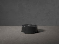 Table « Perianth » de taille moyenne en chêne et marbre Nero Marquina, par Haymann Editions