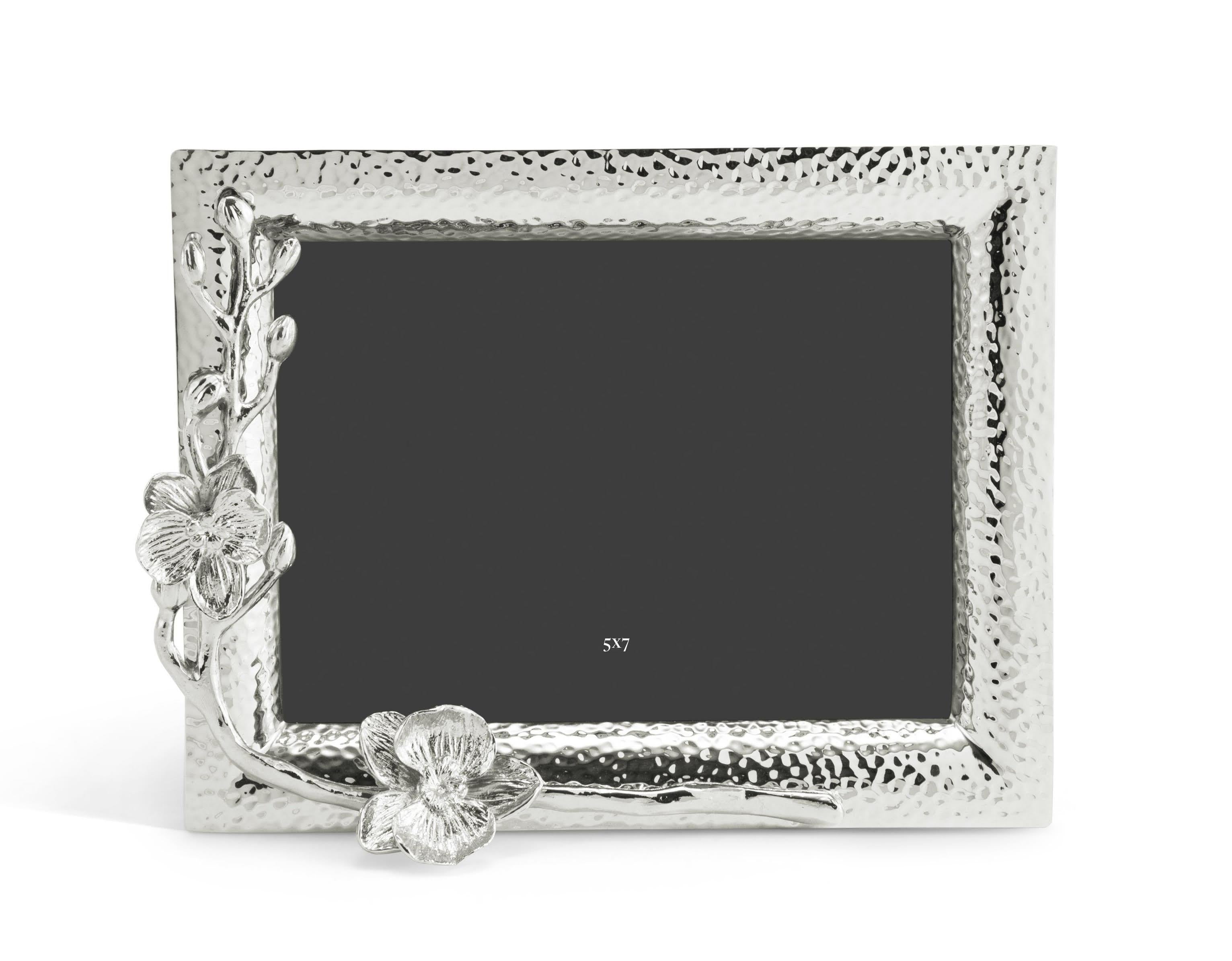 Marco de fotos mediano contemporáneo con diseño de orquídeas blancas, fabricado en metal niquelado de alta calidad.

Este elegante marco de fotos mediano inmortalizará tus mejores recuerdos. Con su acabado en metal niquelado y su delicada decoración
