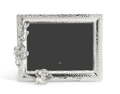 Marco de fotos mediano con diseño de orquídeas, fabricado en metal niquelado.