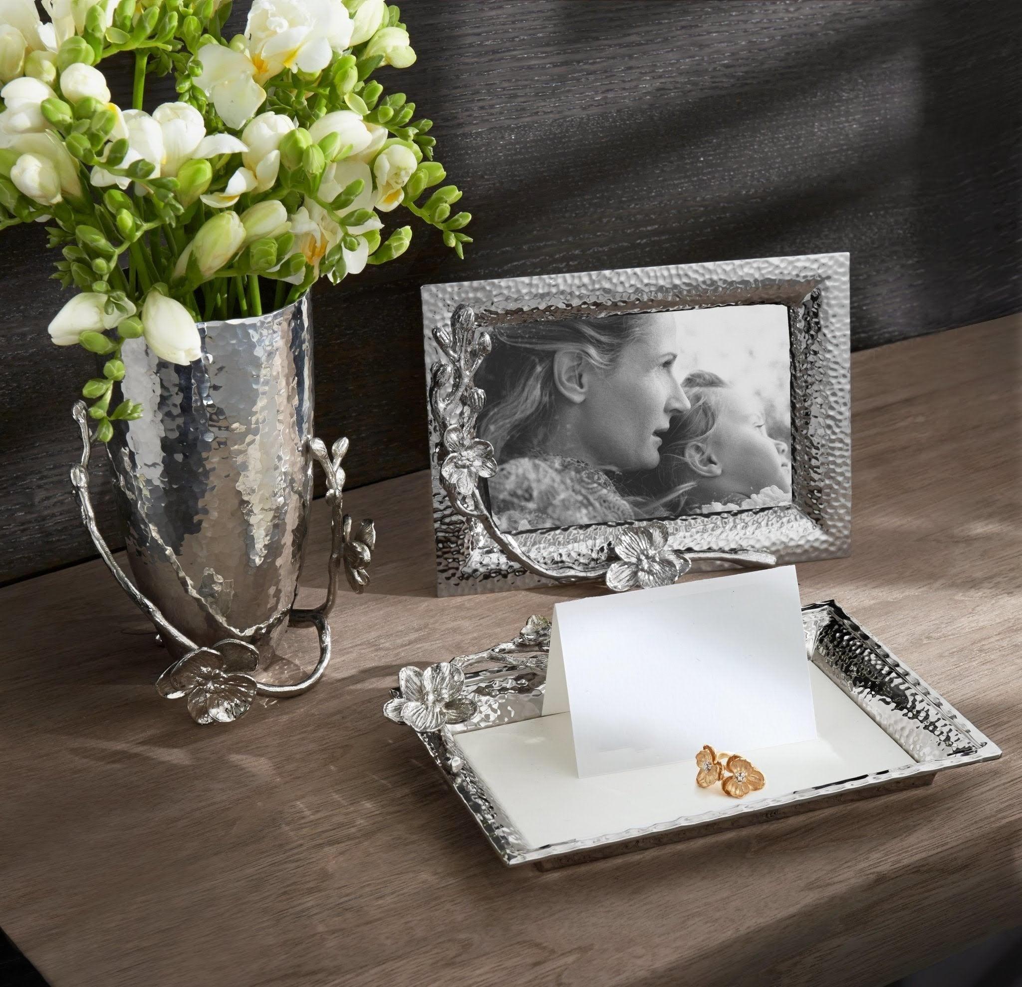 Marco de fotos mediano con diseño de orquídeas, fabricado en metal niquelado. Francés en venta