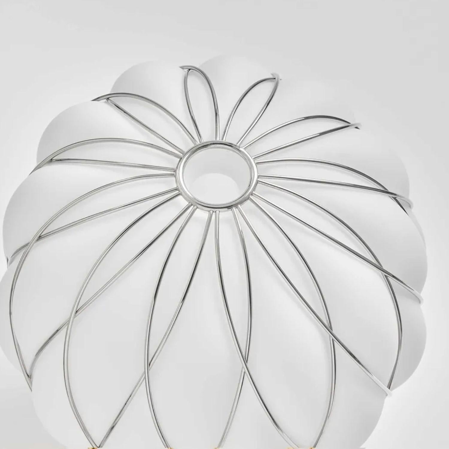 Mittlere Tischleuchte 'Pinecone' aus Opalglas und verchromtem Metall für Fontana Arte. 

Der von Paola Navone entworfene Diffusor wird fachmännisch in Handarbeit mit der alten Technik des mundgeblasenen Glases in Käfigen hergestellt. Hier bläst der