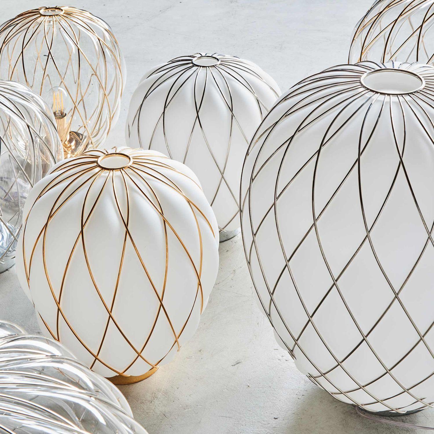 Medium Tischlampe „Pinecone“ aus Opalglas und Chrommetall für Fontana Arte (Italienisch) im Angebot