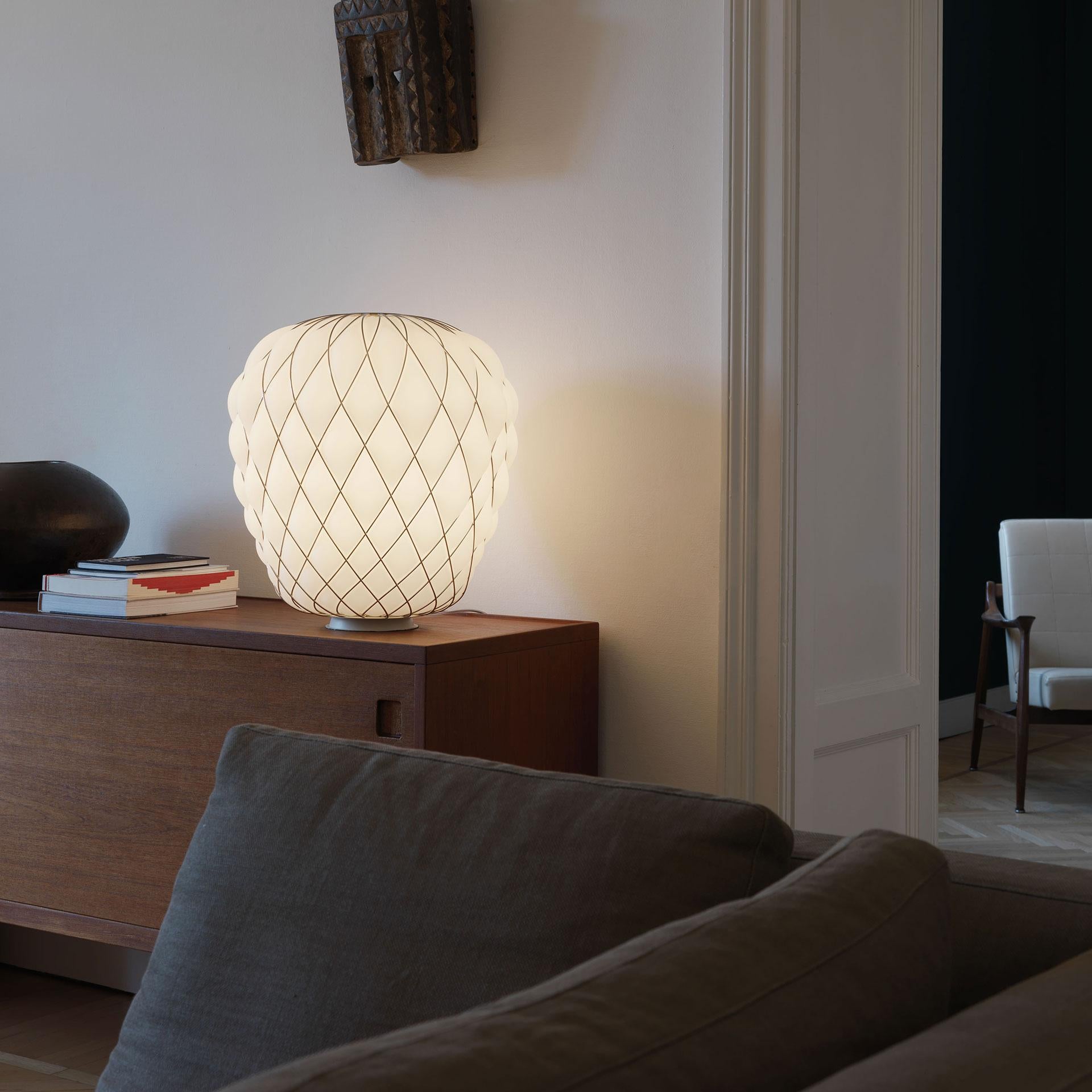 Medium Tischlampe „Pinecone“ aus Opalglas und Chrommetall für Fontana Arte (Verzinkt) im Angebot