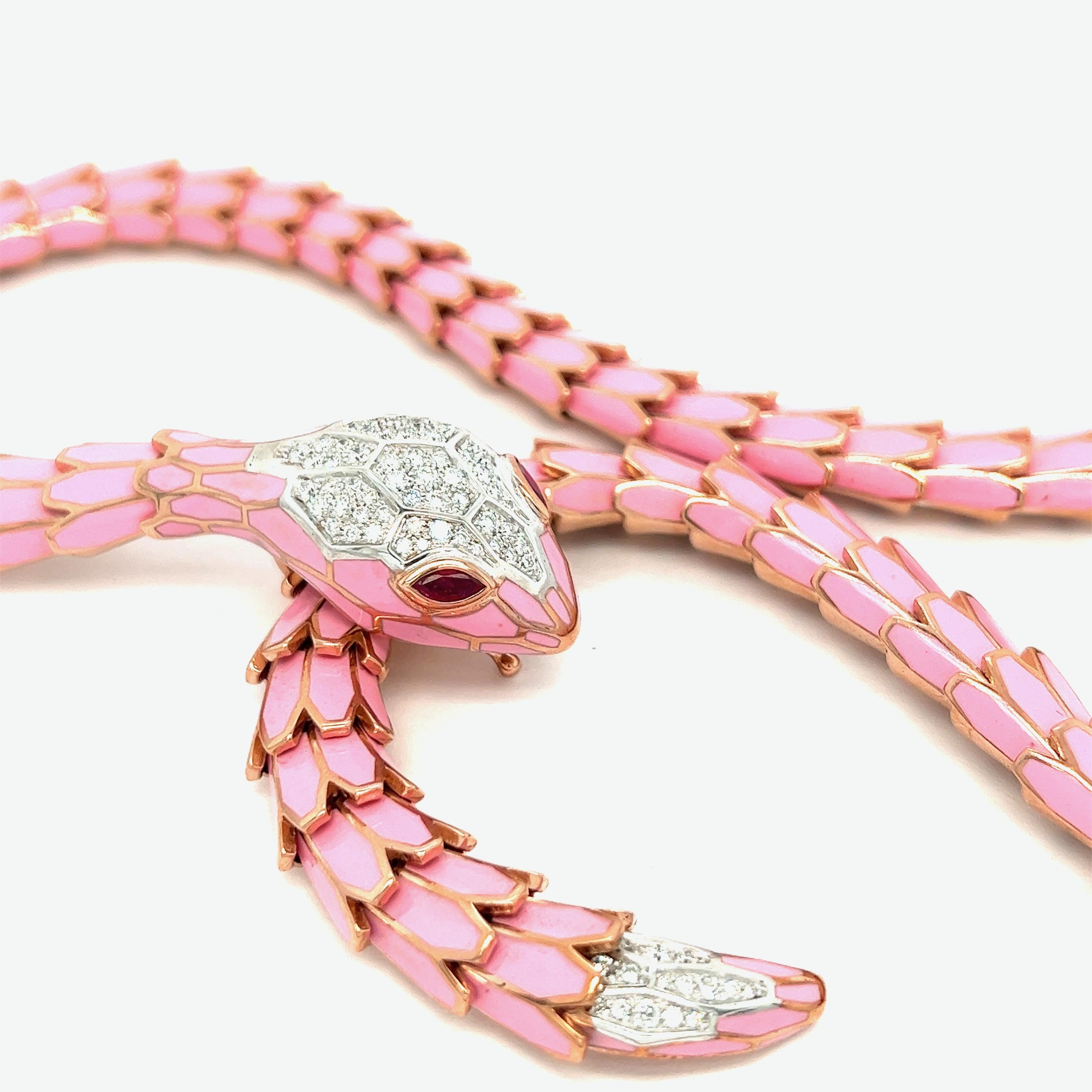 Collier serpent émaillé rose moyen, modèle court

Diamants ronds de 1,20 carats, rubis de forme marquise de 0,56 carat, or blanc 18 carats, argent avec un ton d'or rose ; marqué 750, 925, D. 1,20, R. 0,56, N012RM10-0096

Taille : longueur 20.75