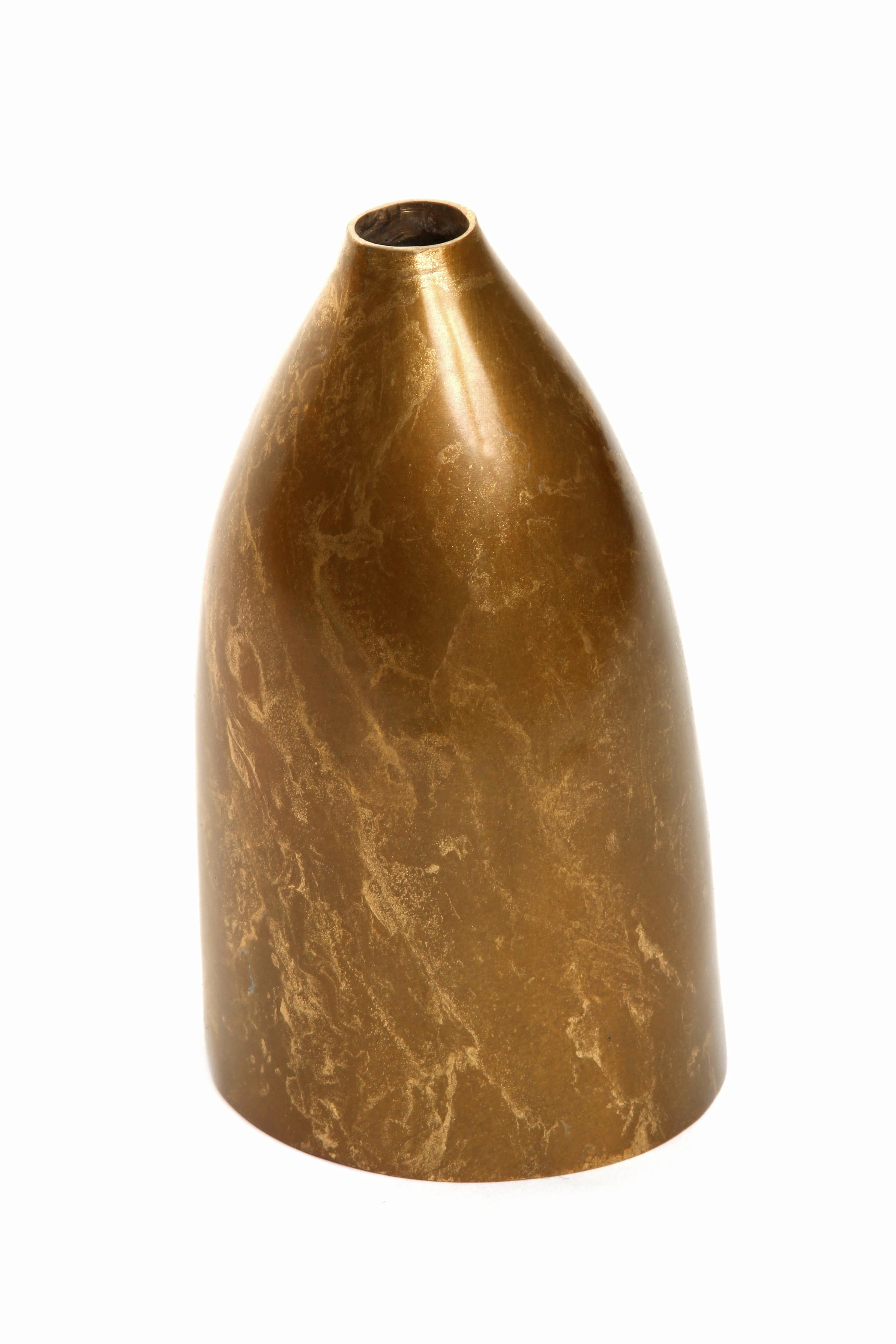 Rehaussez l'esthétique de votre maison avec notre vase Poppy, où l'art et la fonction se rencontrent en parfaite harmonie. Inspiré par l'élégance sublime de la nature, le vase Poppy apporte une sophistication organique à tout espace intérieur. Ce