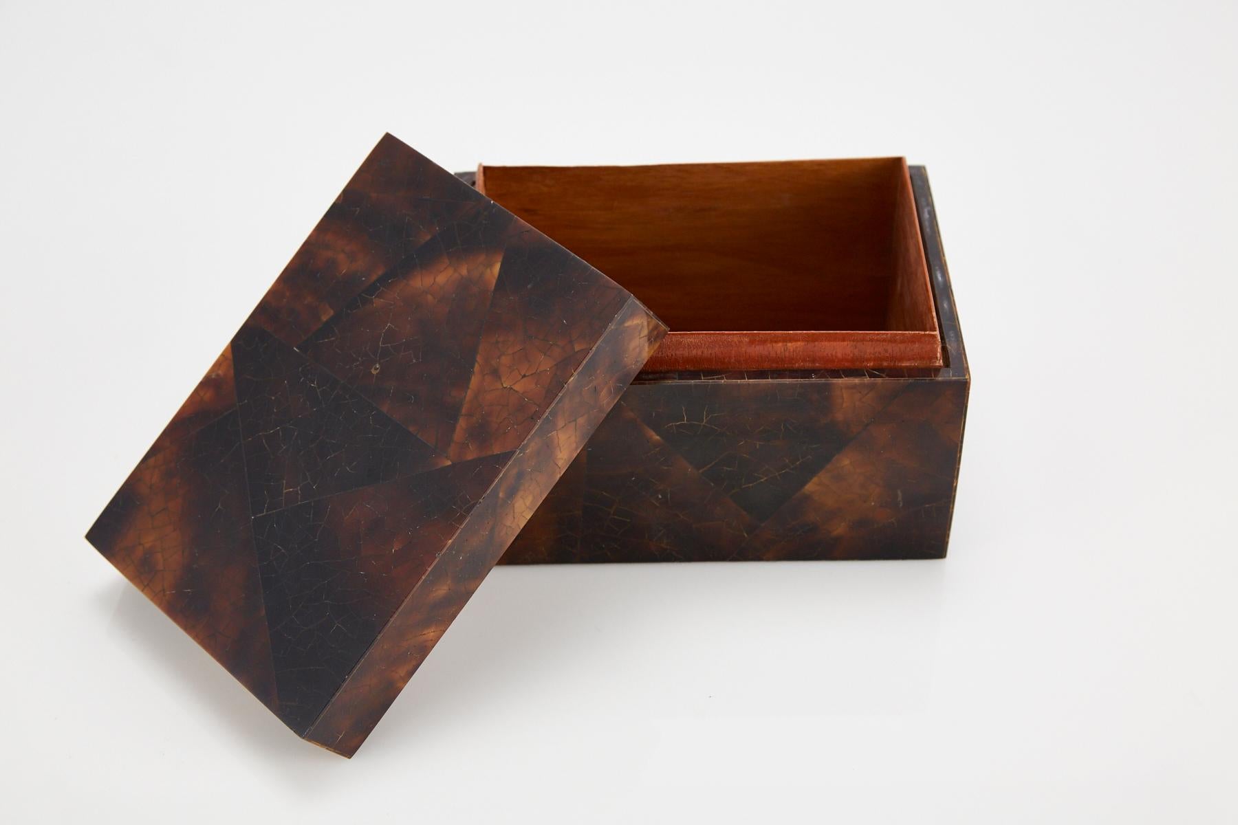 Medium Postmodern Tessellated Young Pen Shell Lidded Box, 1990s In Excellent Condition In Los Angeles, CA