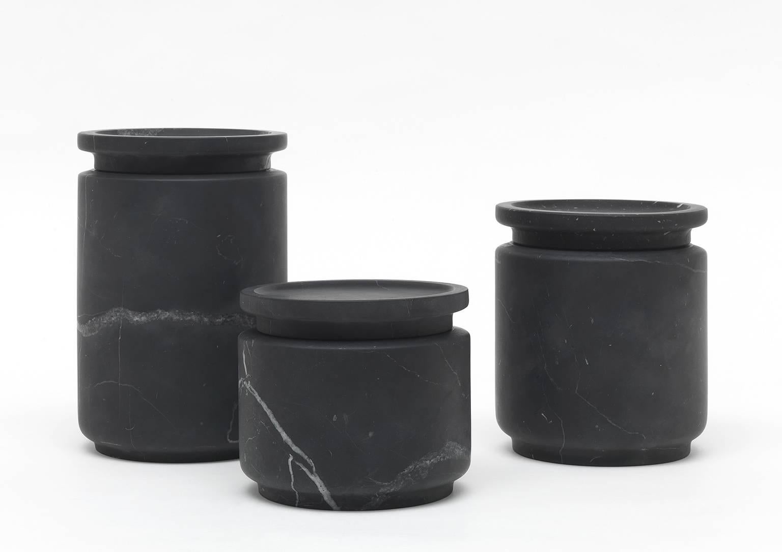Italiano New Modern Medium Pot in Black Marquinia Marble, creatore Ivan Colominas, stock in vendita