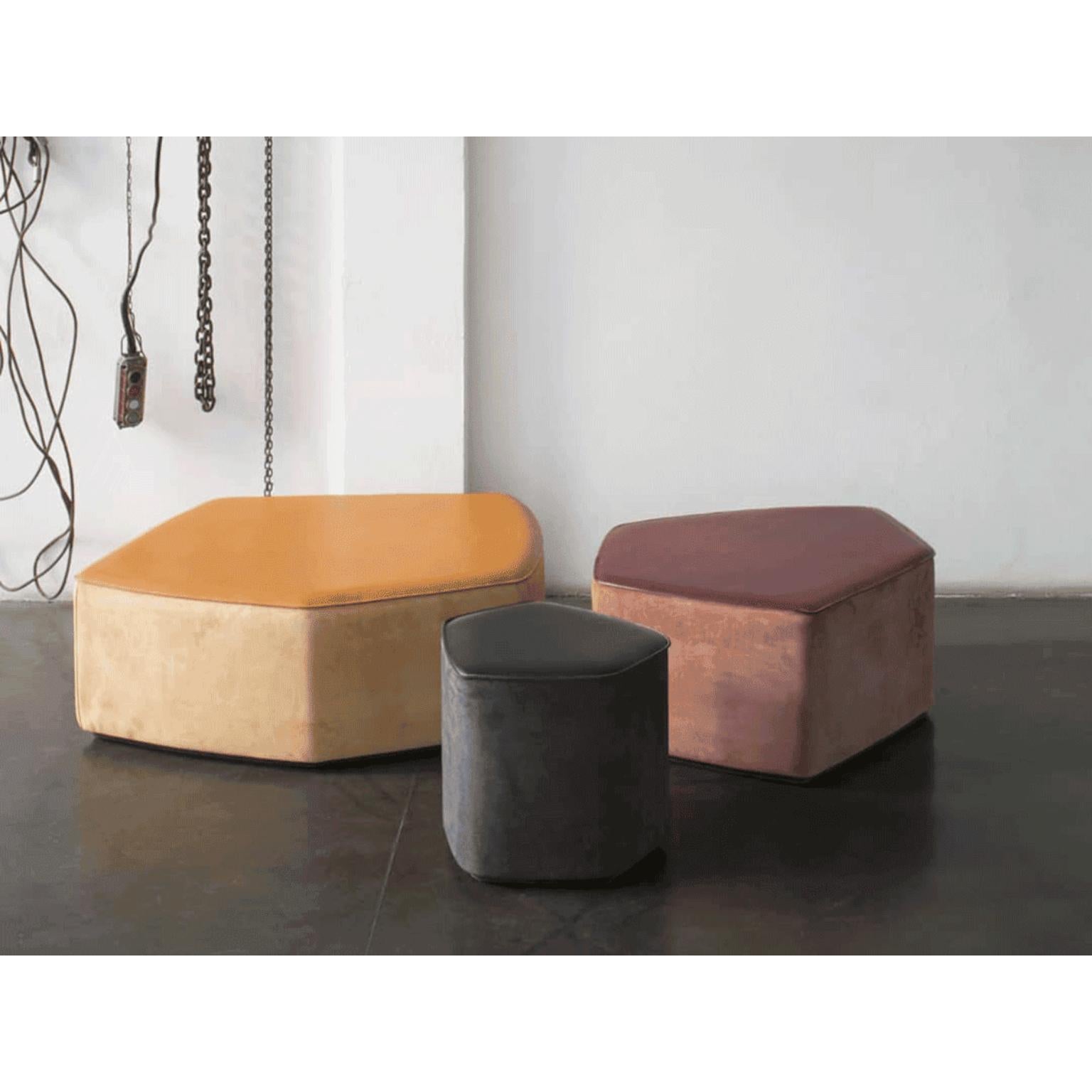 Postmoderne Pouf moyen en cuir végétal, daim et contreplaqué de peuplier par Oscar Maschera en vente