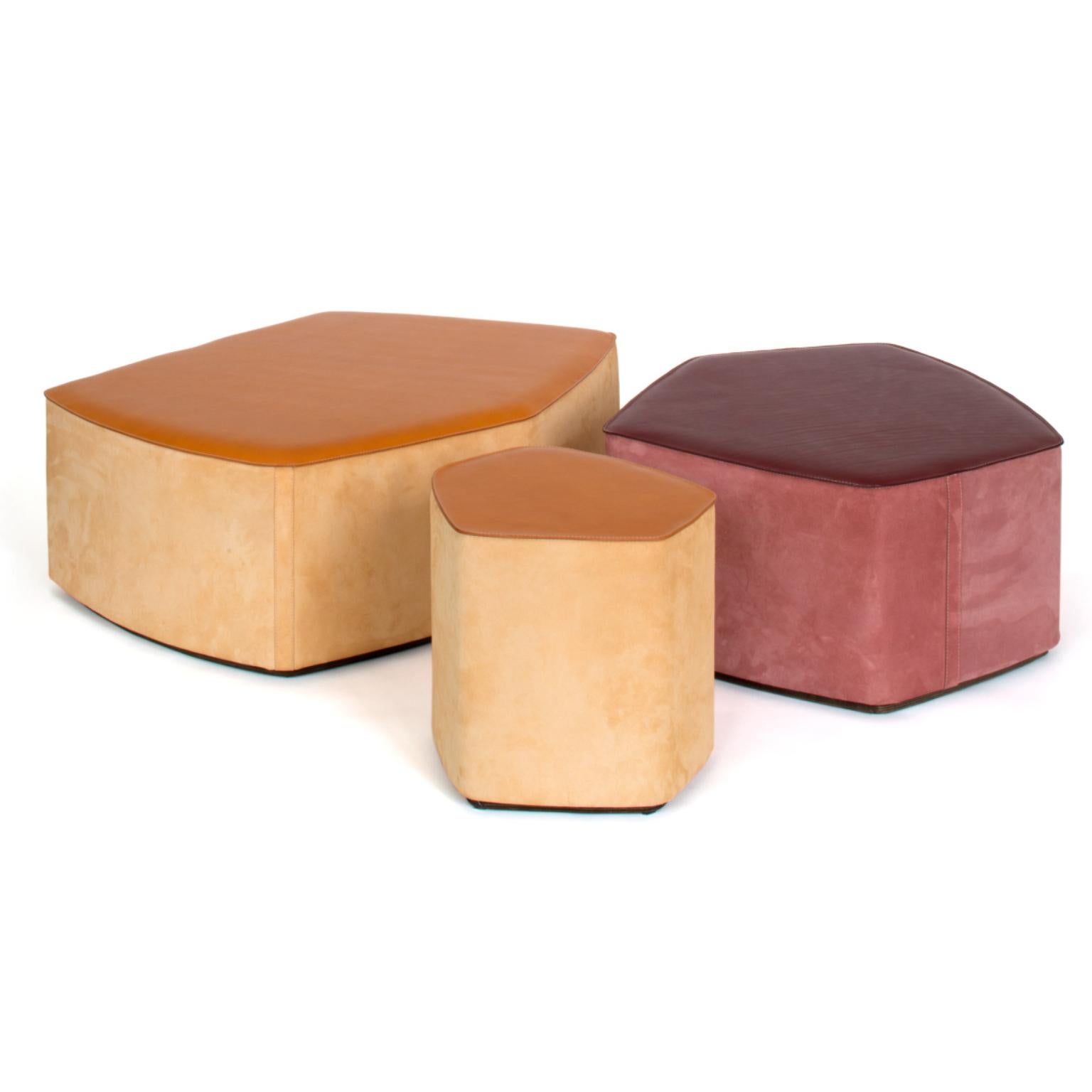 Pouf moyen en cuir végétal, daim et contreplaqué de peuplier par Oscar Maschera Neuf - En vente à Geneve, CH