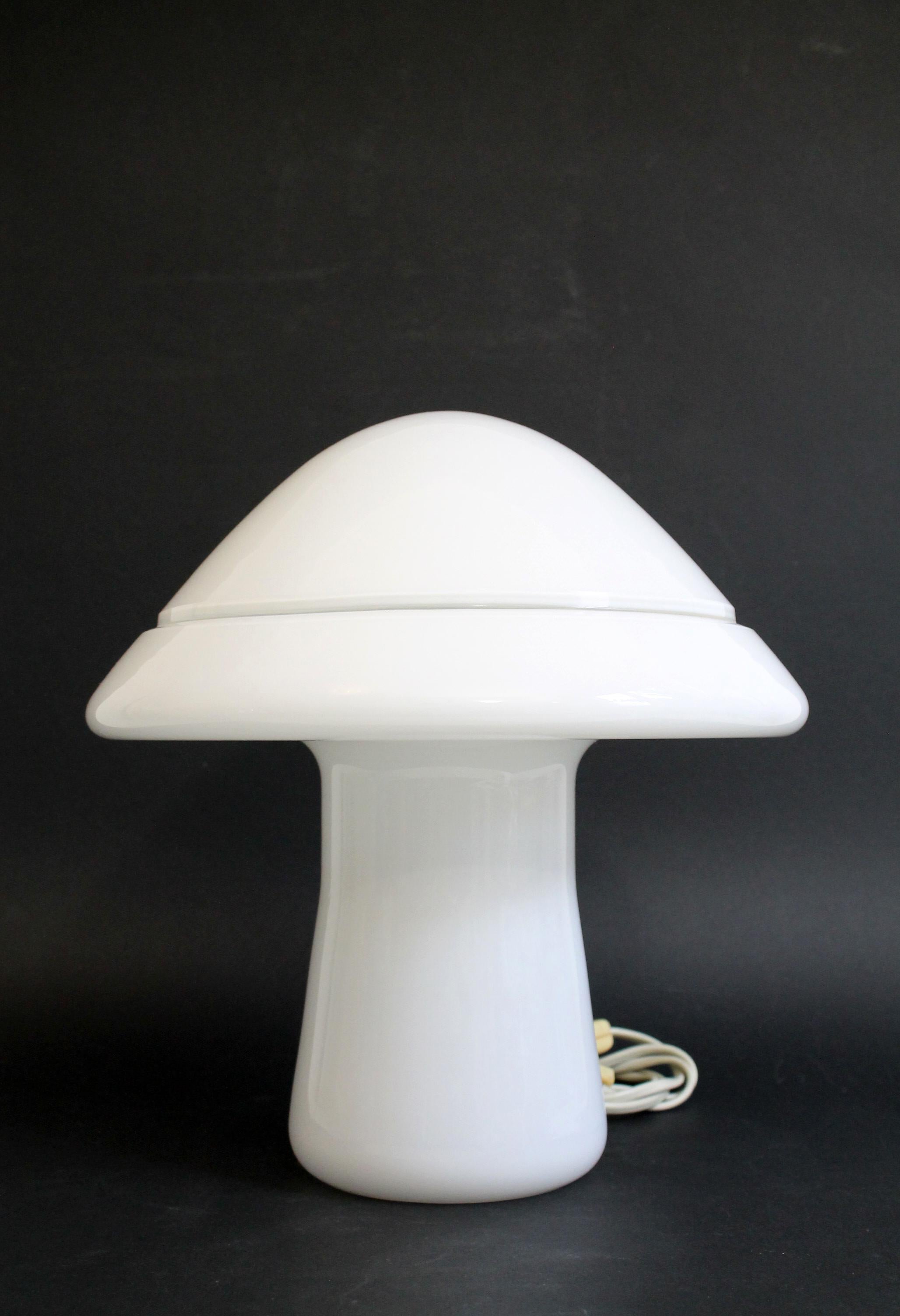 Superbe original de Murano de taille moyenne : RES MURANO. Fabriqué en Italie
Lampe de table en verre blanc des années 1970.
L'autocollant d'origine est toujours là. Tout simplement parfait et prêt à être apprécié dans votre maison.
Technique :