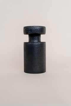 Jarrón mediano girado de haya quemada by Daniel Elkayam