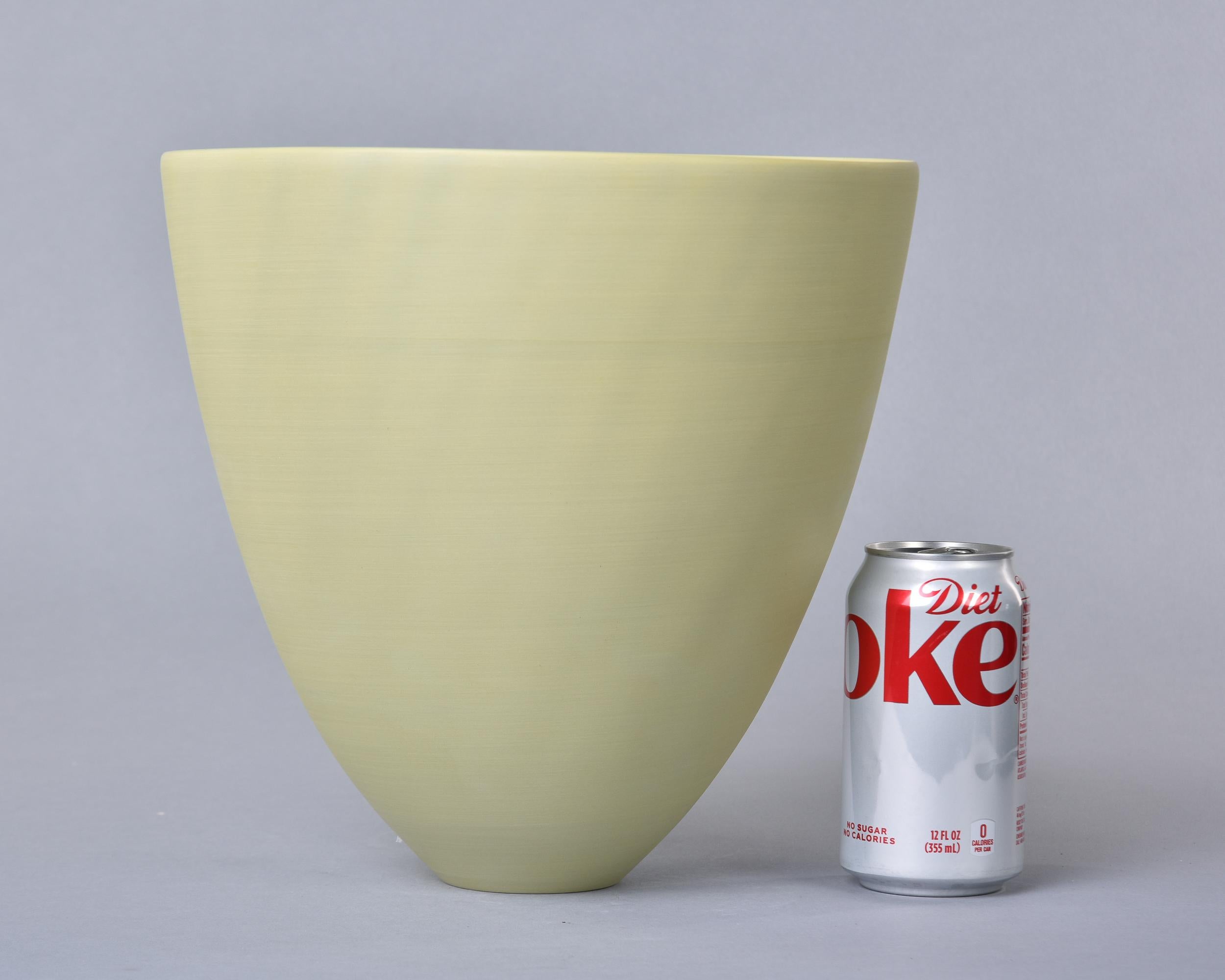 Mid-Century Modern Bol en forme de coupe à la pistache moyenne Rina Menardi Light en vente
