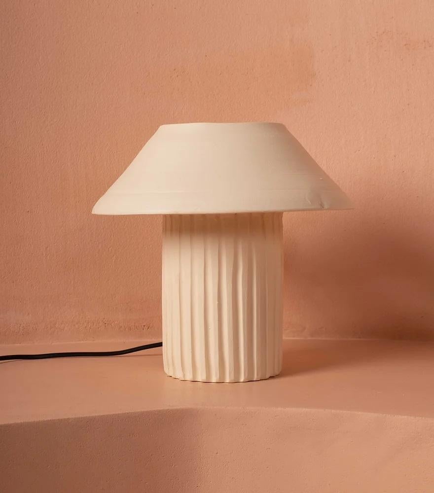 Lampe de table moyenne en argile de Rio par Harshita Jhamtani Designs
Dimensions : D 22,9 x H 25,4 cm
MATERIAL : Grès cérame.

Disponible en Whiting, Blush Pink et Charcoal Black. Veuillez nous contacter.

La toute première pièce de cette série a