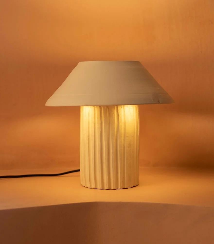 Postmoderne Lampe de table moyenne en argile de Rio par Harshita Jhamtani Designs en vente