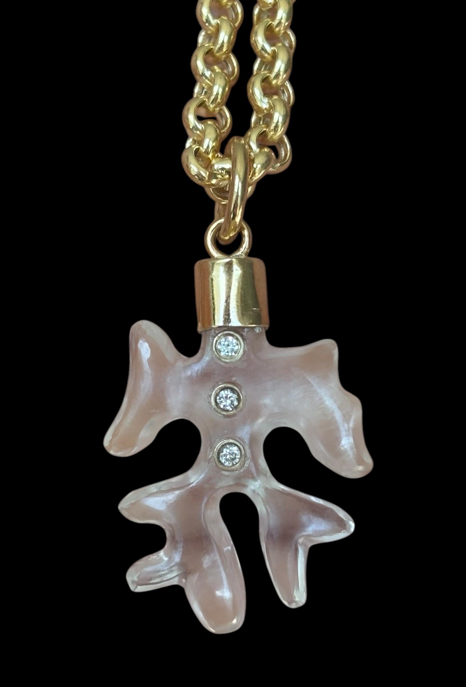 Ciondolo in cristallo di rocca e diamante di corallo 

Cristallo di rocca, diamanti, oro 14k

Si tratta di forme di corallo squisitamente intagliate e realizzate in cristallo di rocca. Con tre diamanti da 2 mm incastonati in oro 14k. Per finire, un
