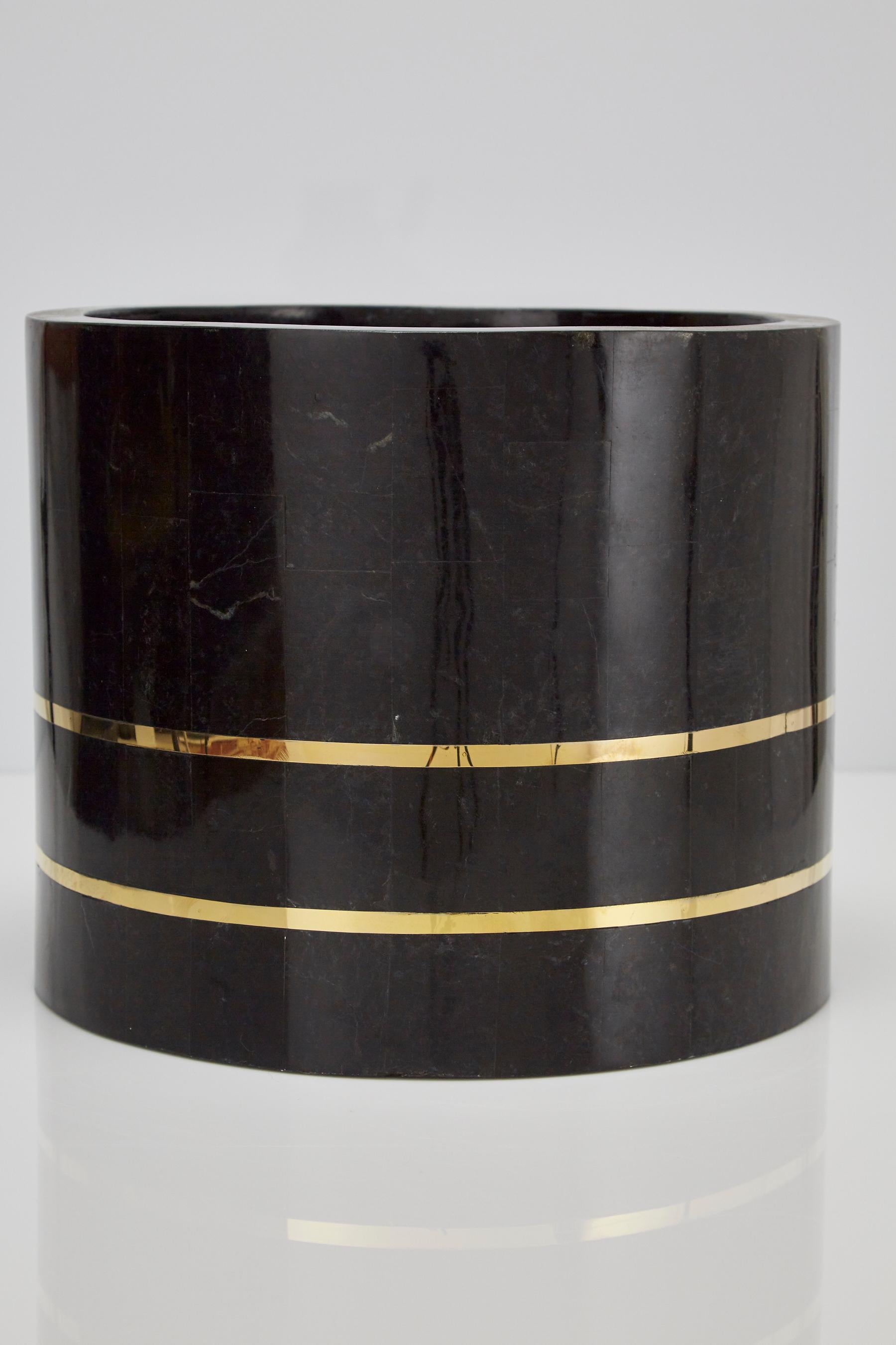 Medium round tessellated black stone planter with brass detailing, 1980s medium decorative 14