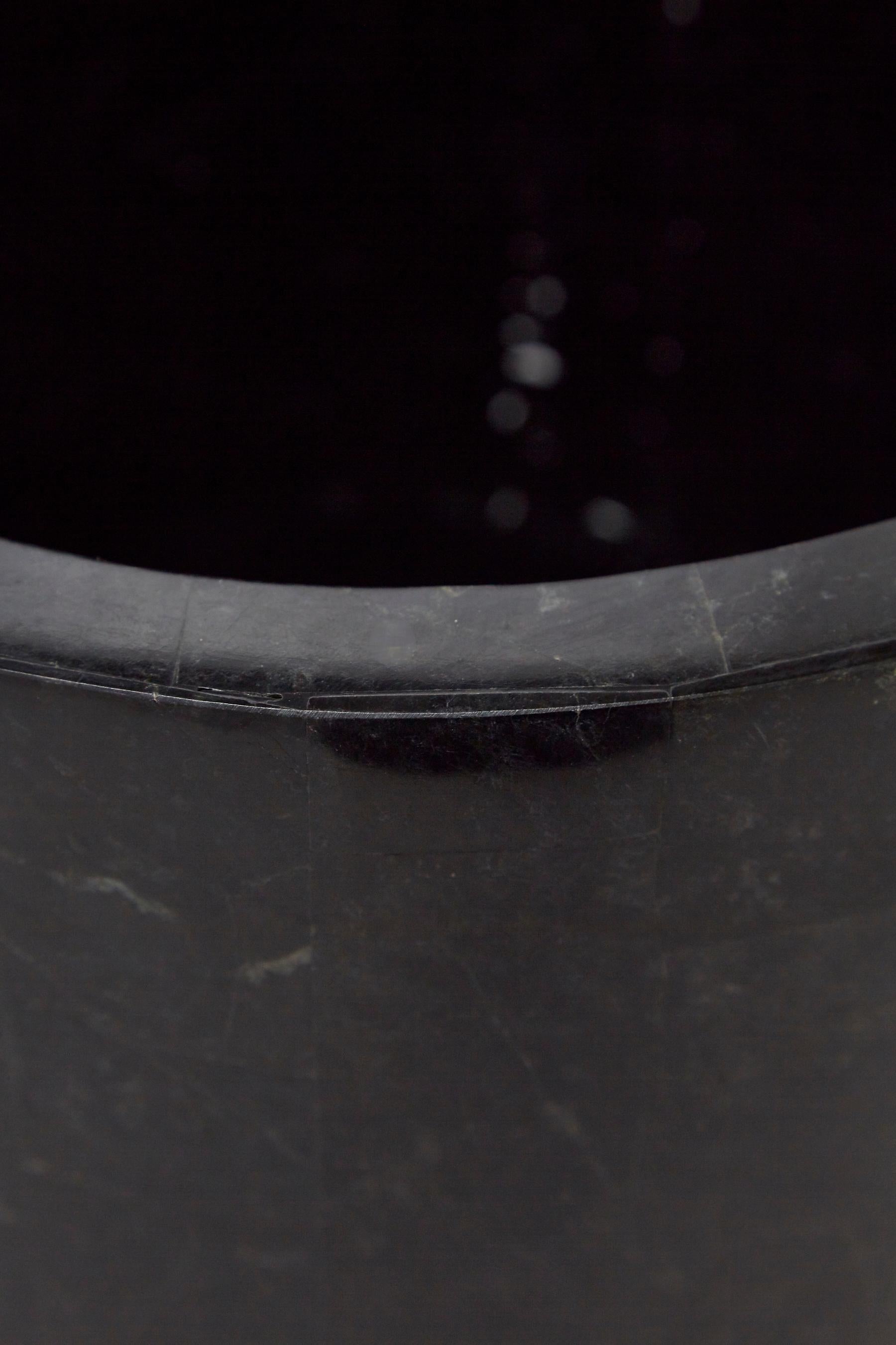 Medium Round Tessellated Black Stone Planter with Brass Detailing, 1980s In Excellent Condition In Los Angeles, CA
