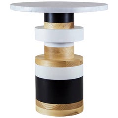 Table de chevet Sass de taille moyenne de la marque Souda, grand plateau en marbre, fabriquée sur commande